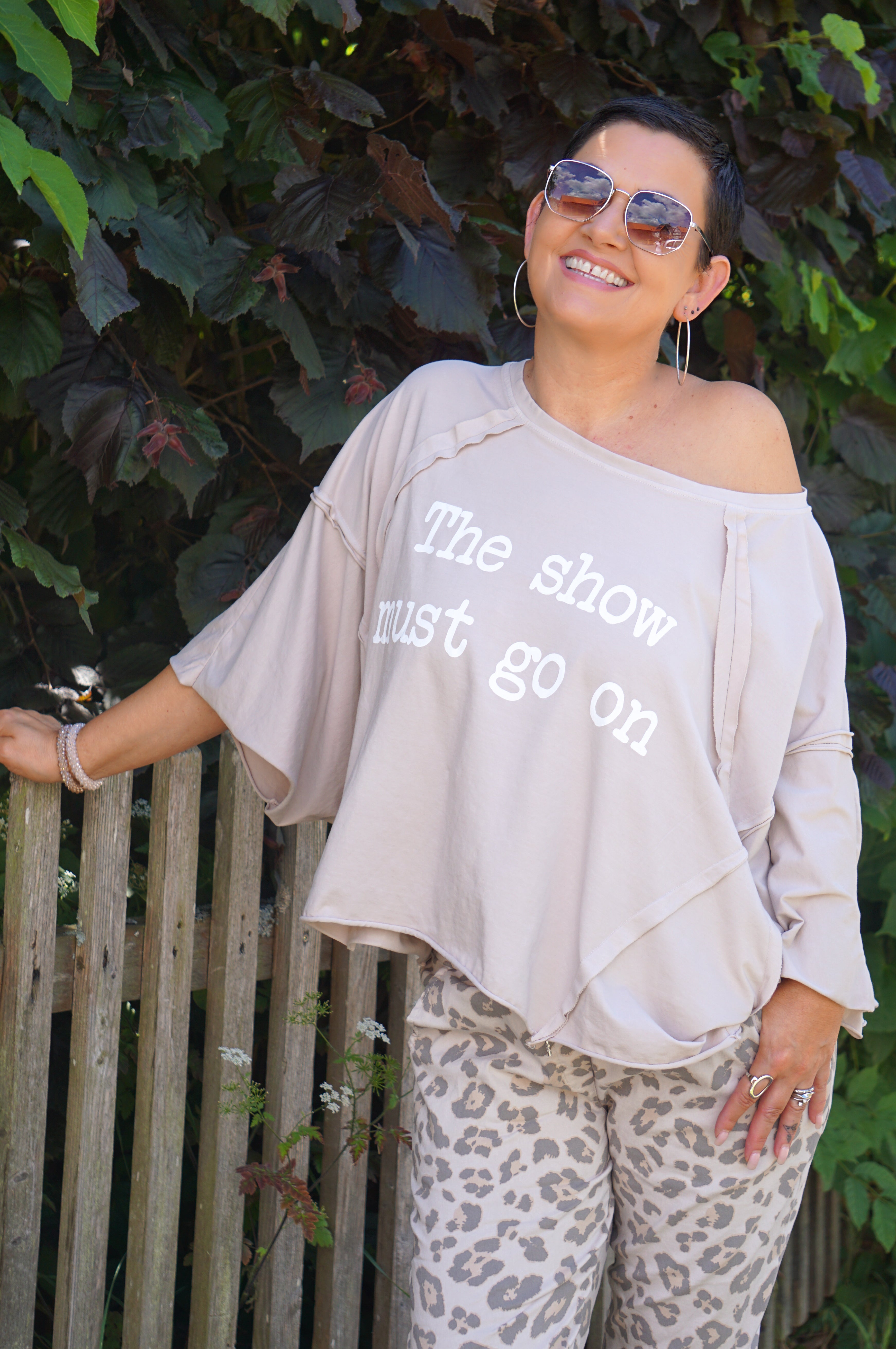 Oversize Shirt „the show must go on“, beige