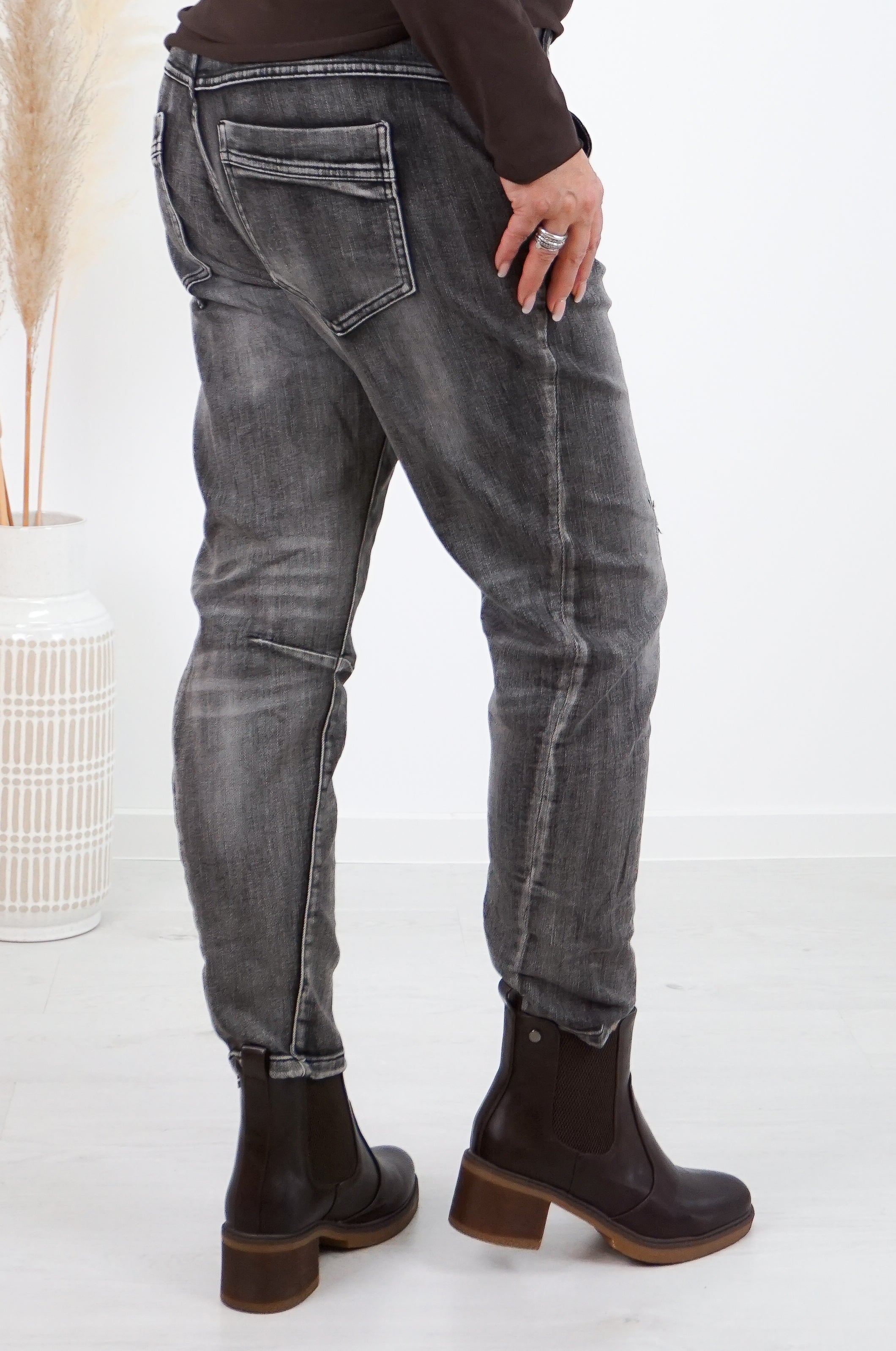 Sexy Woman Mom Jeans mit unterlegten Rissen