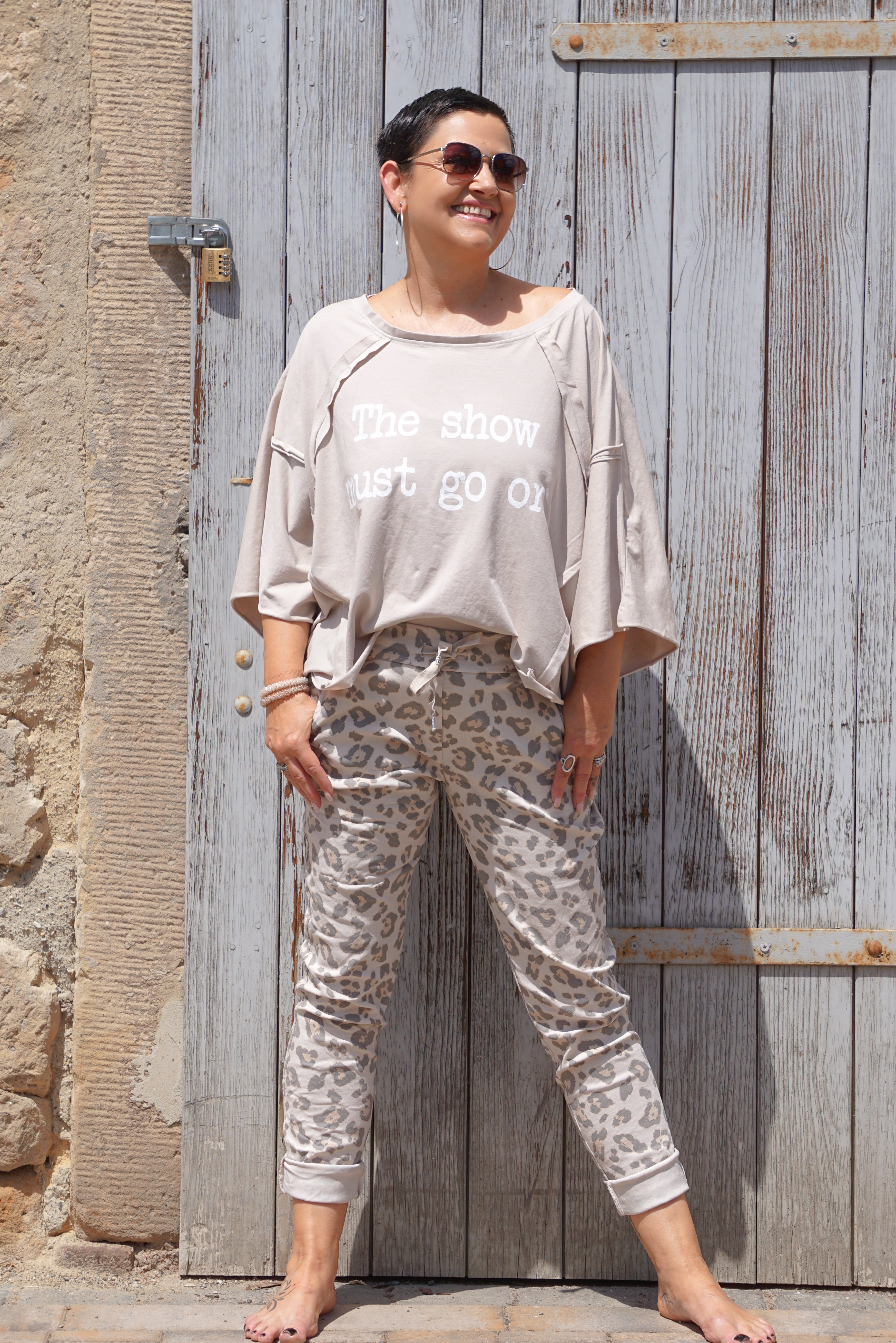 Oversize Shirt „the show must go on“, beige