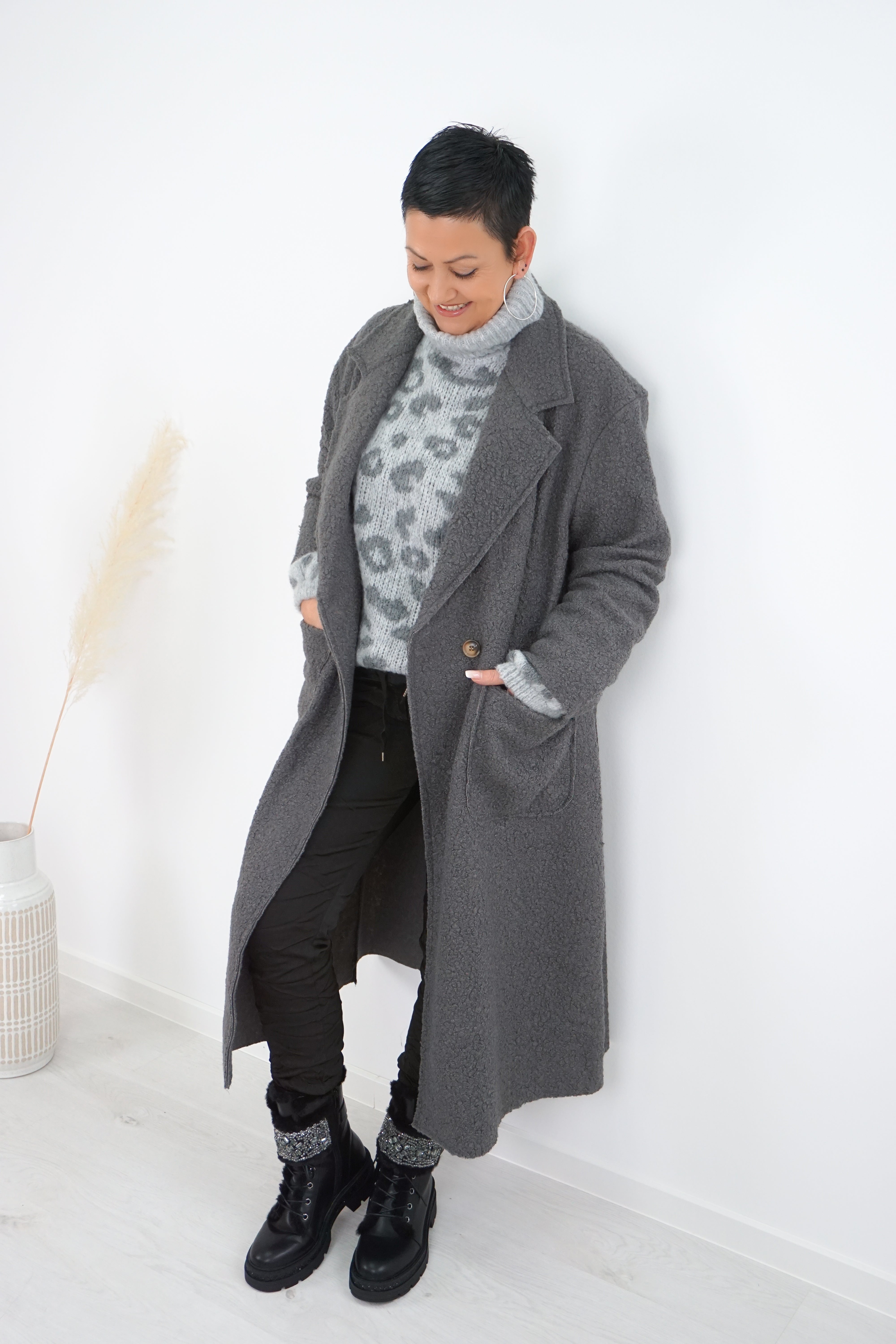 Strickpulli mit Rollkragen und Leo Muster, grau