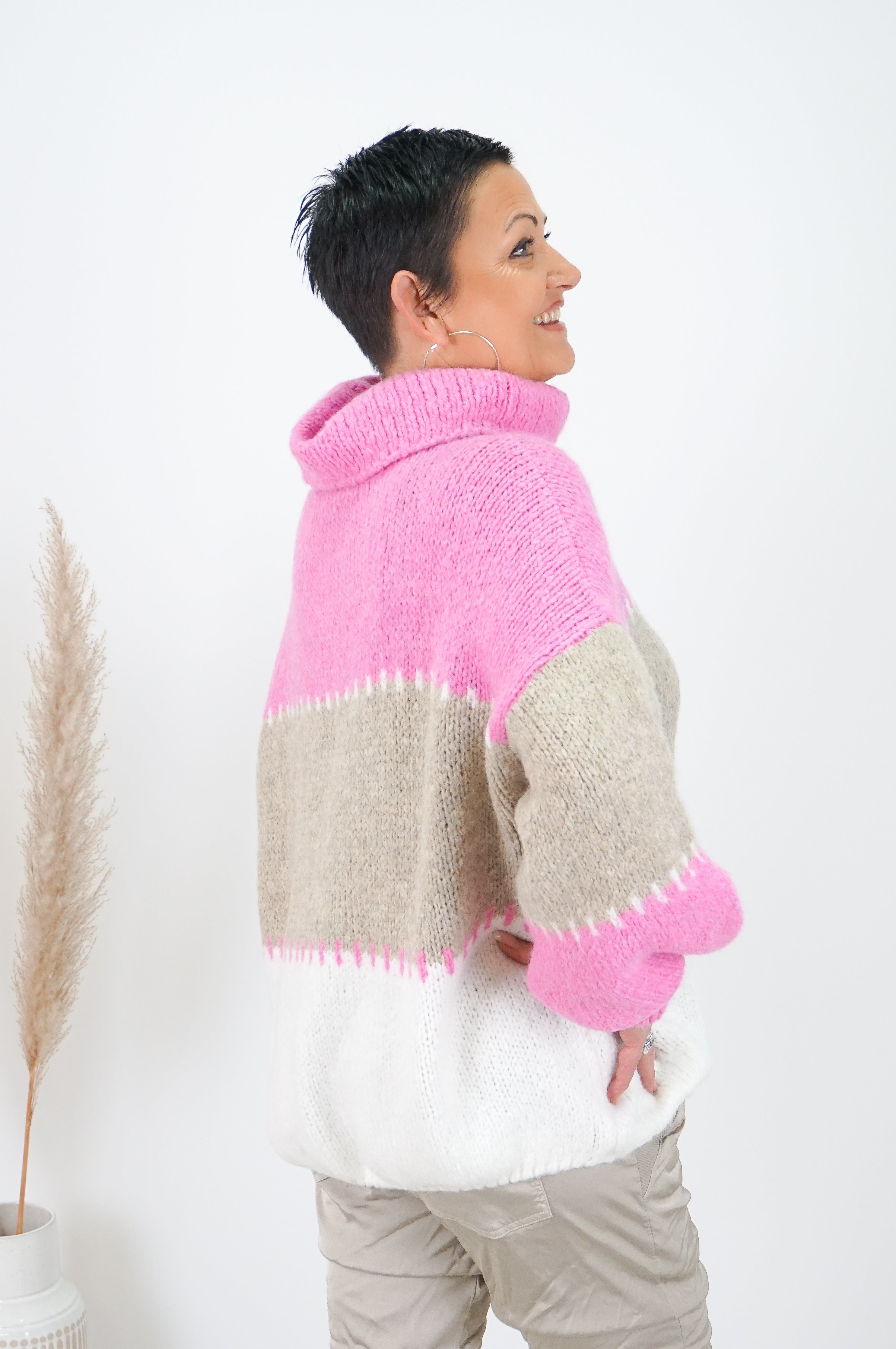 Strickpulli mit Rollkragen „Tricolore“, creme/beige/candy pink