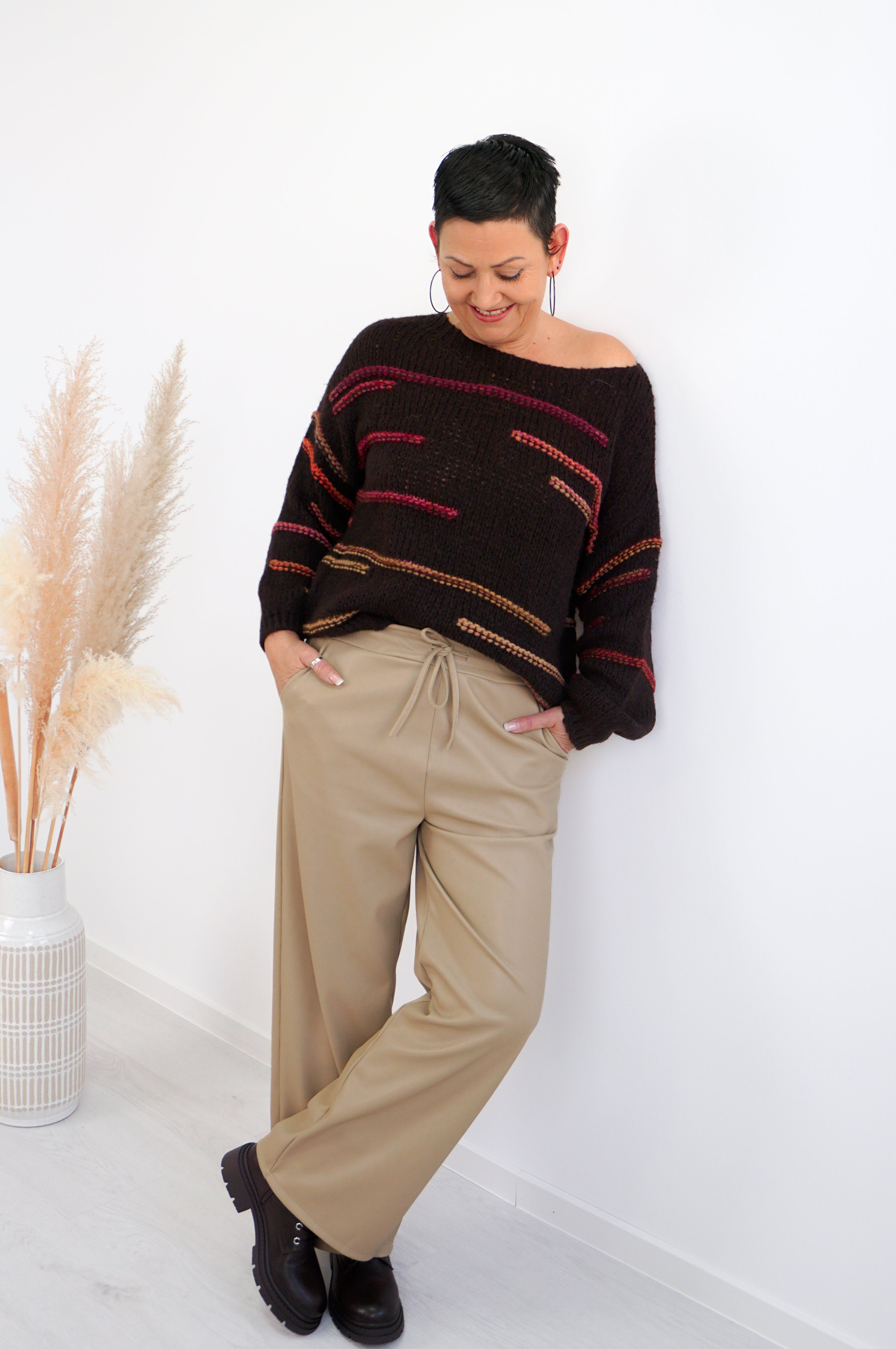 Strickpulli mit farblichen Akzenten, schokobraun