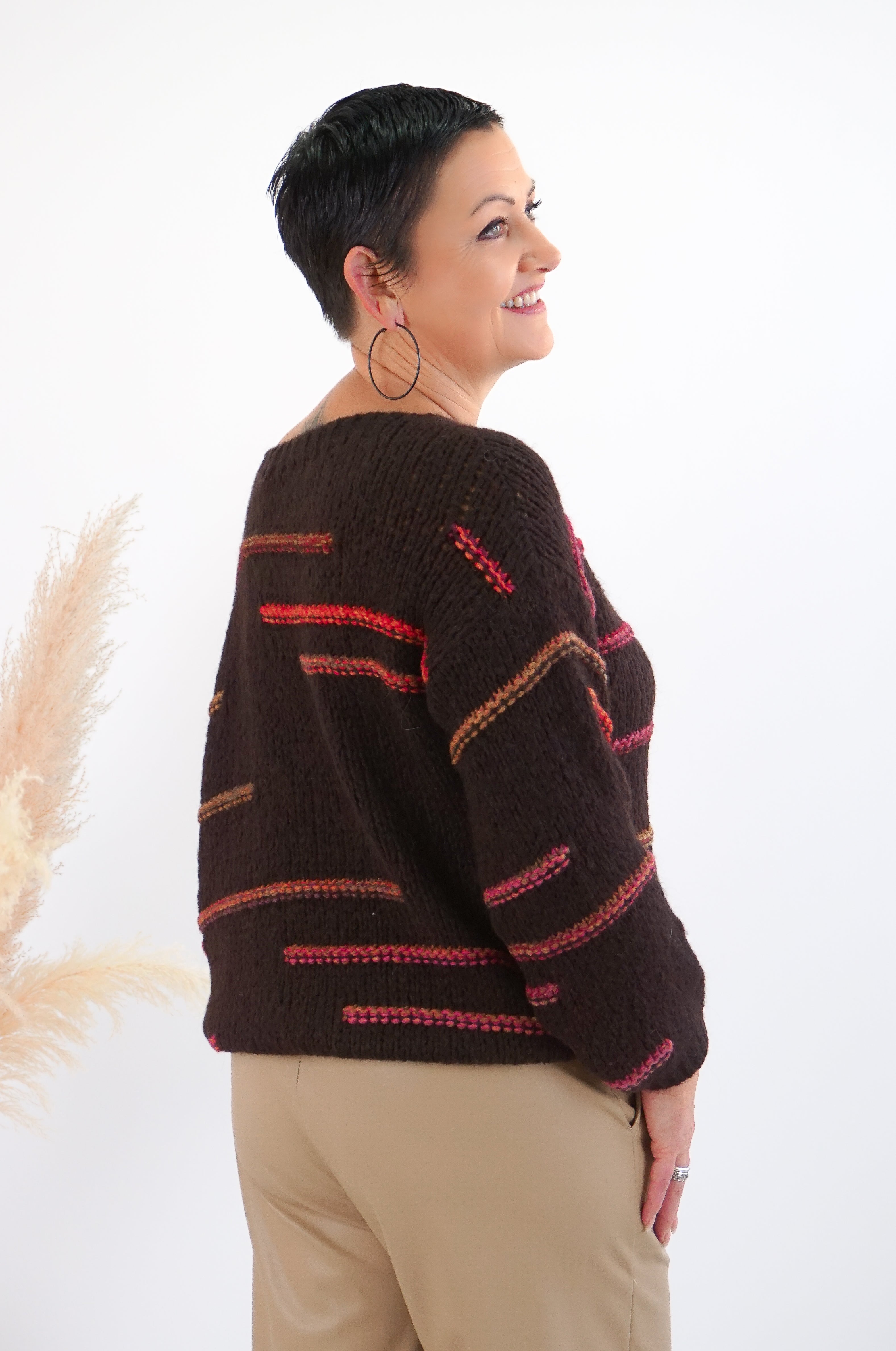 Strickpulli mit farblichen Akzenten, schokobraun