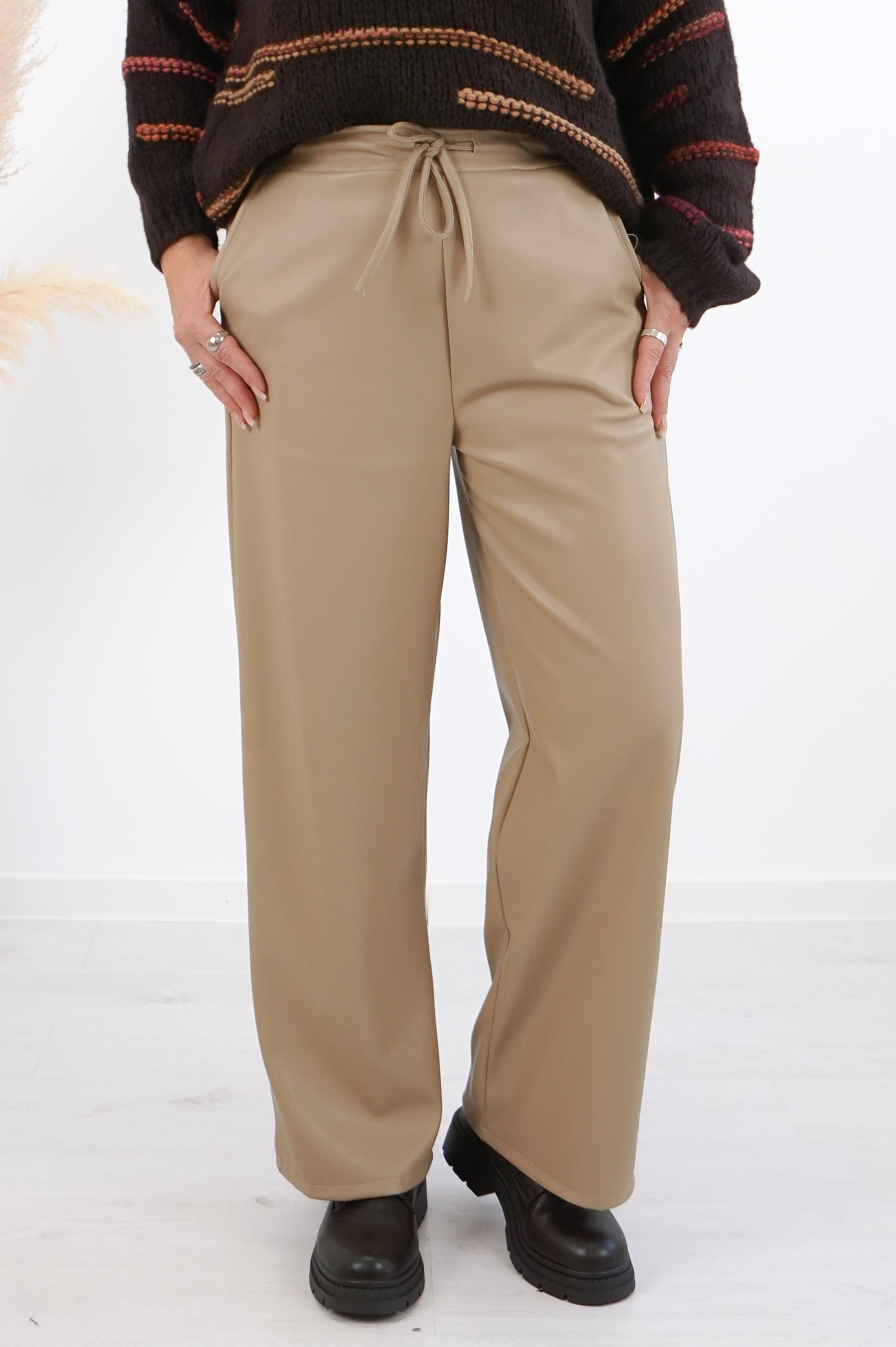 Lederimitathose mit geradem Bein, beige