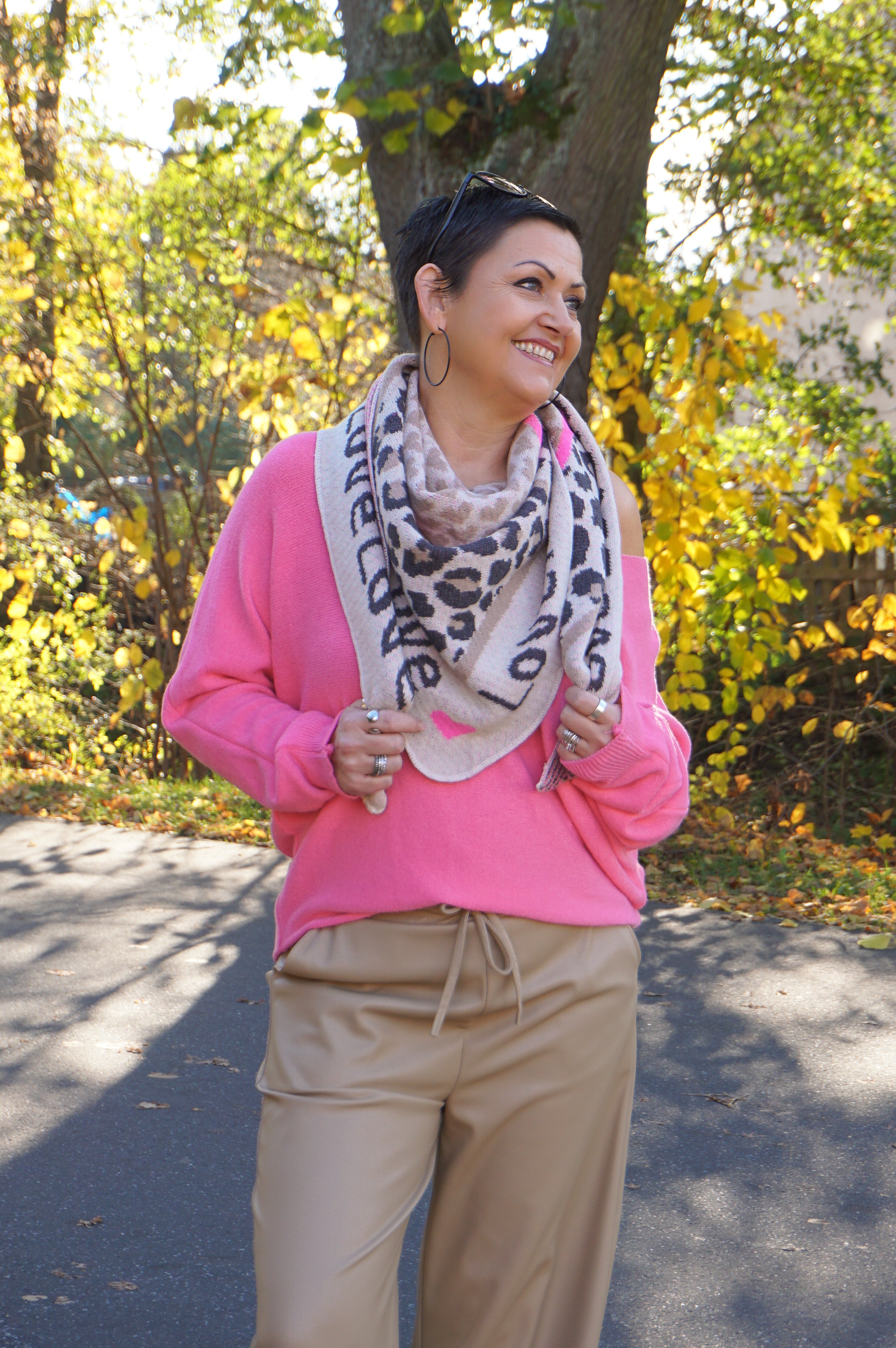 Dreiecksschal "Love is Love", hellbeige/beige