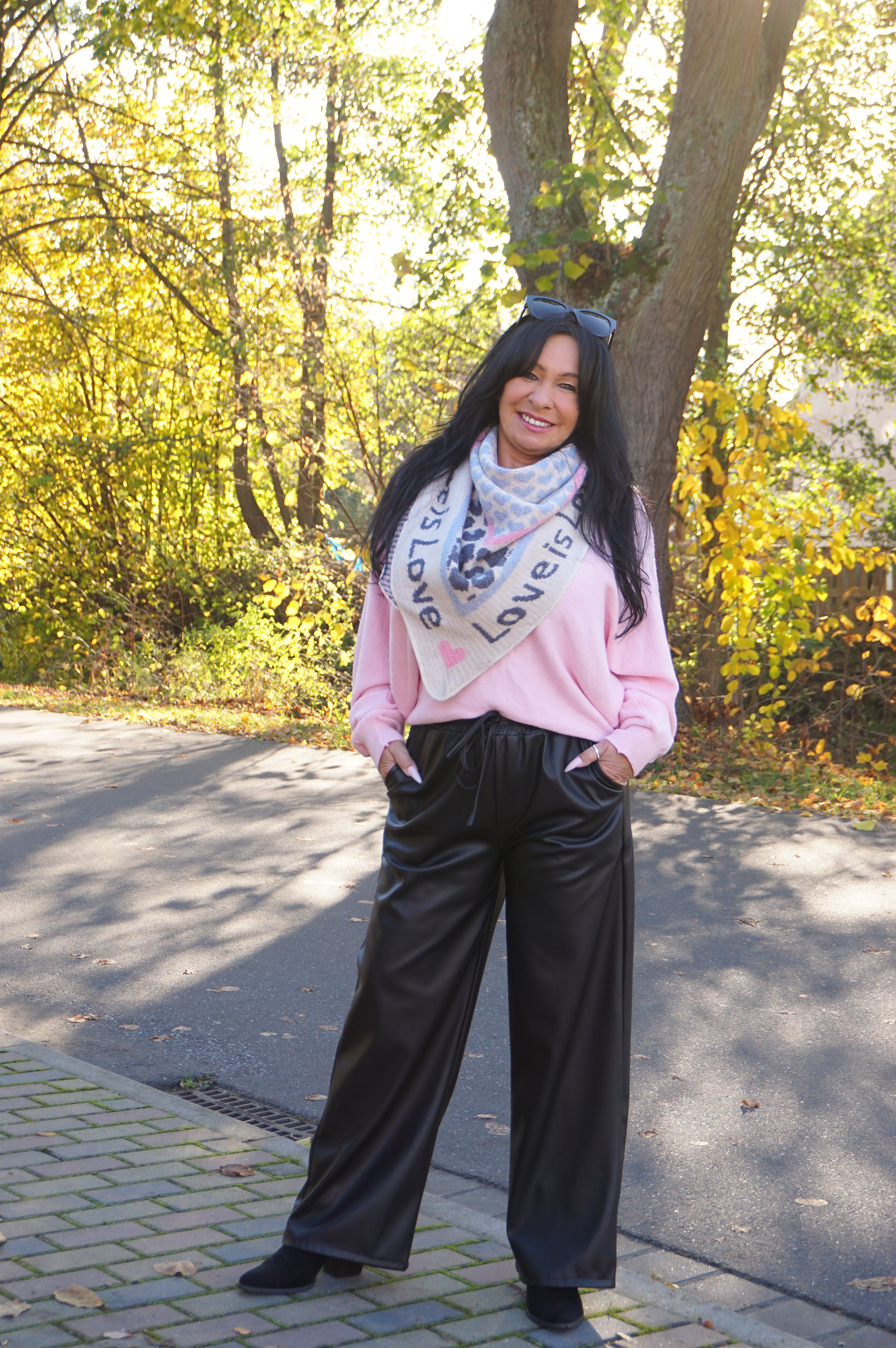 Dreiecksschal "Love is Love" beige/hellblau