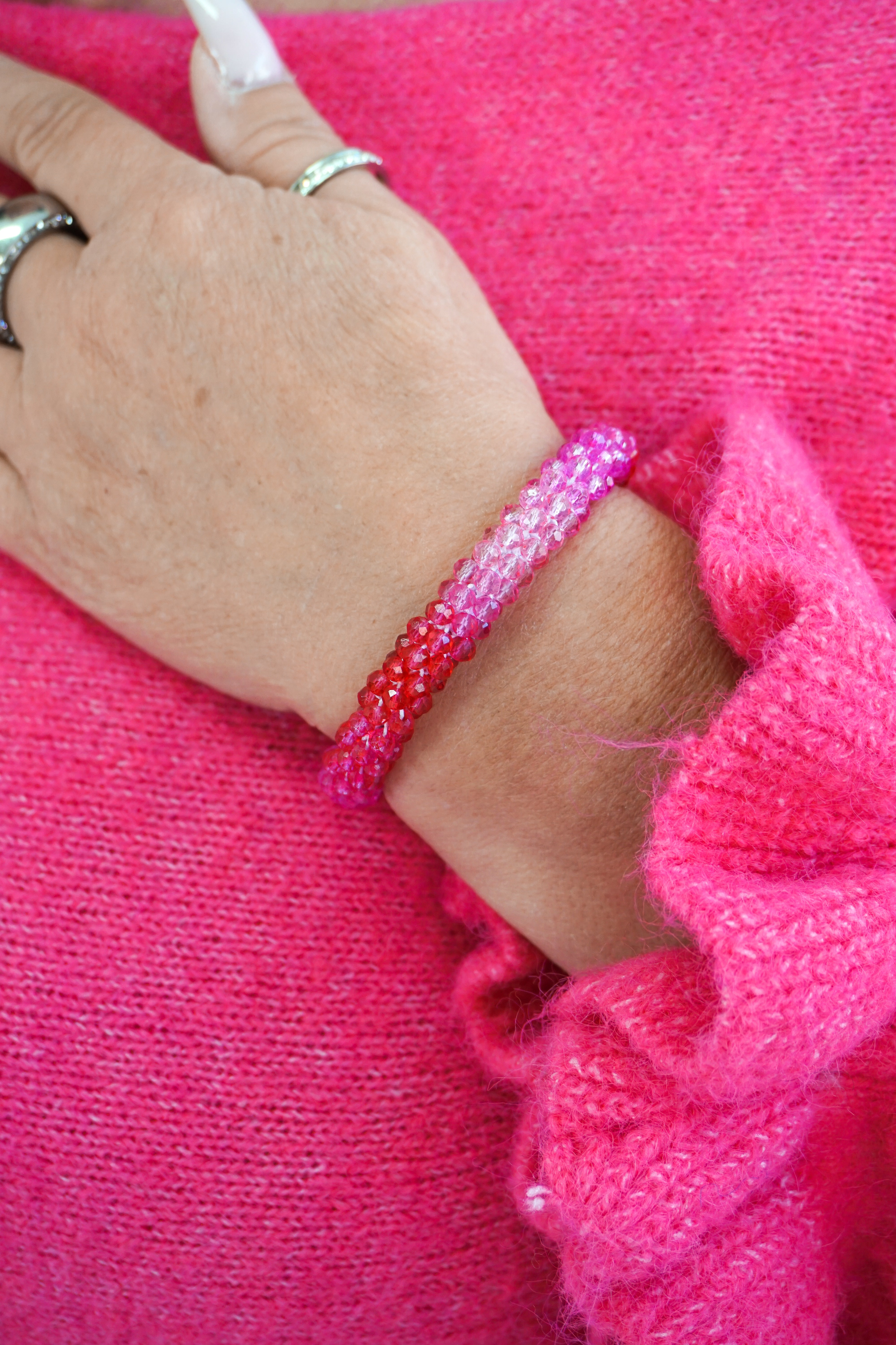 Perlenarmband mit Farbverlauf, rot/pink/rosa
