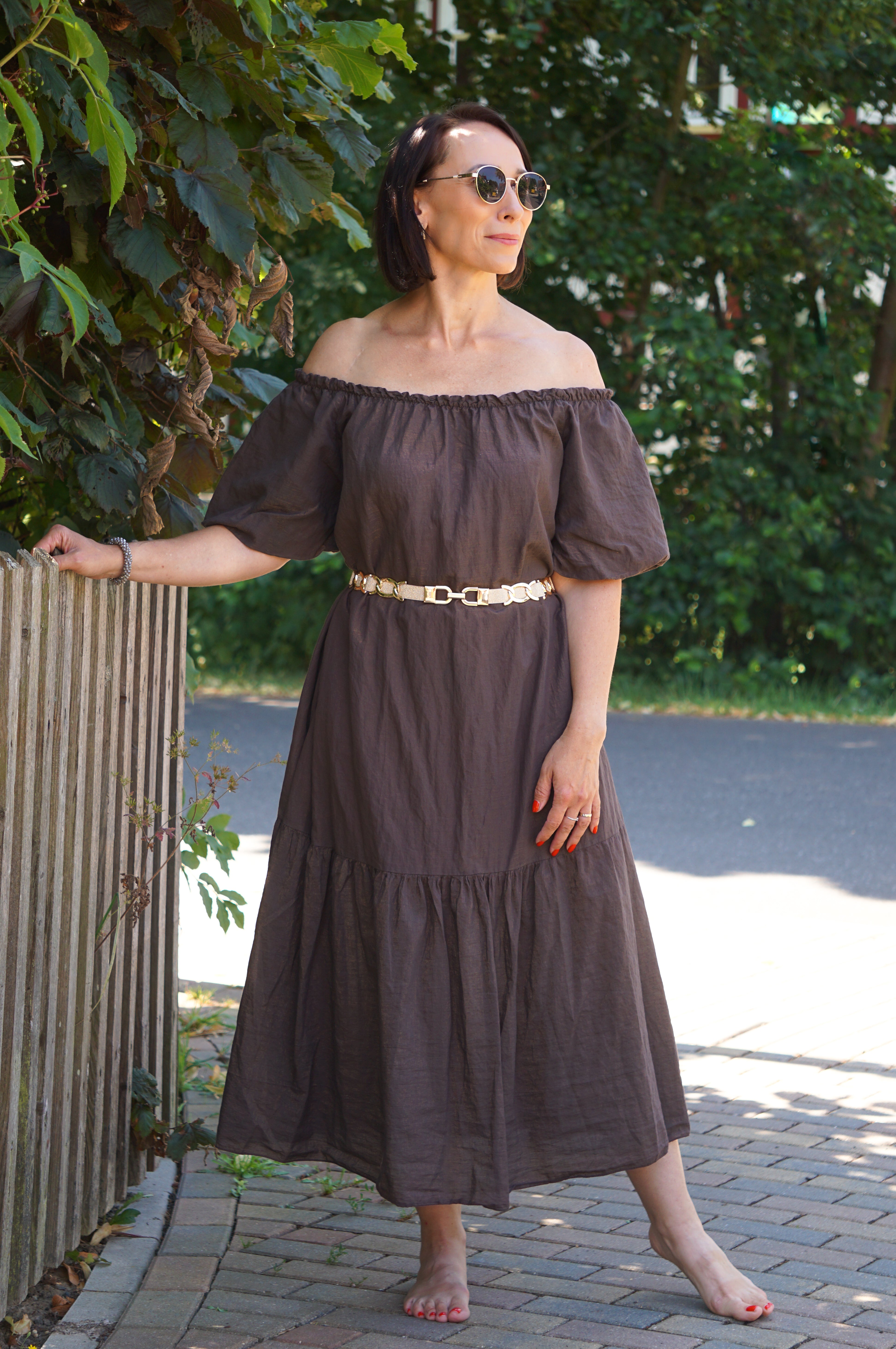 Kleid mit Carmen-Ausschnitt und goldenem Schimmer, schokobraun