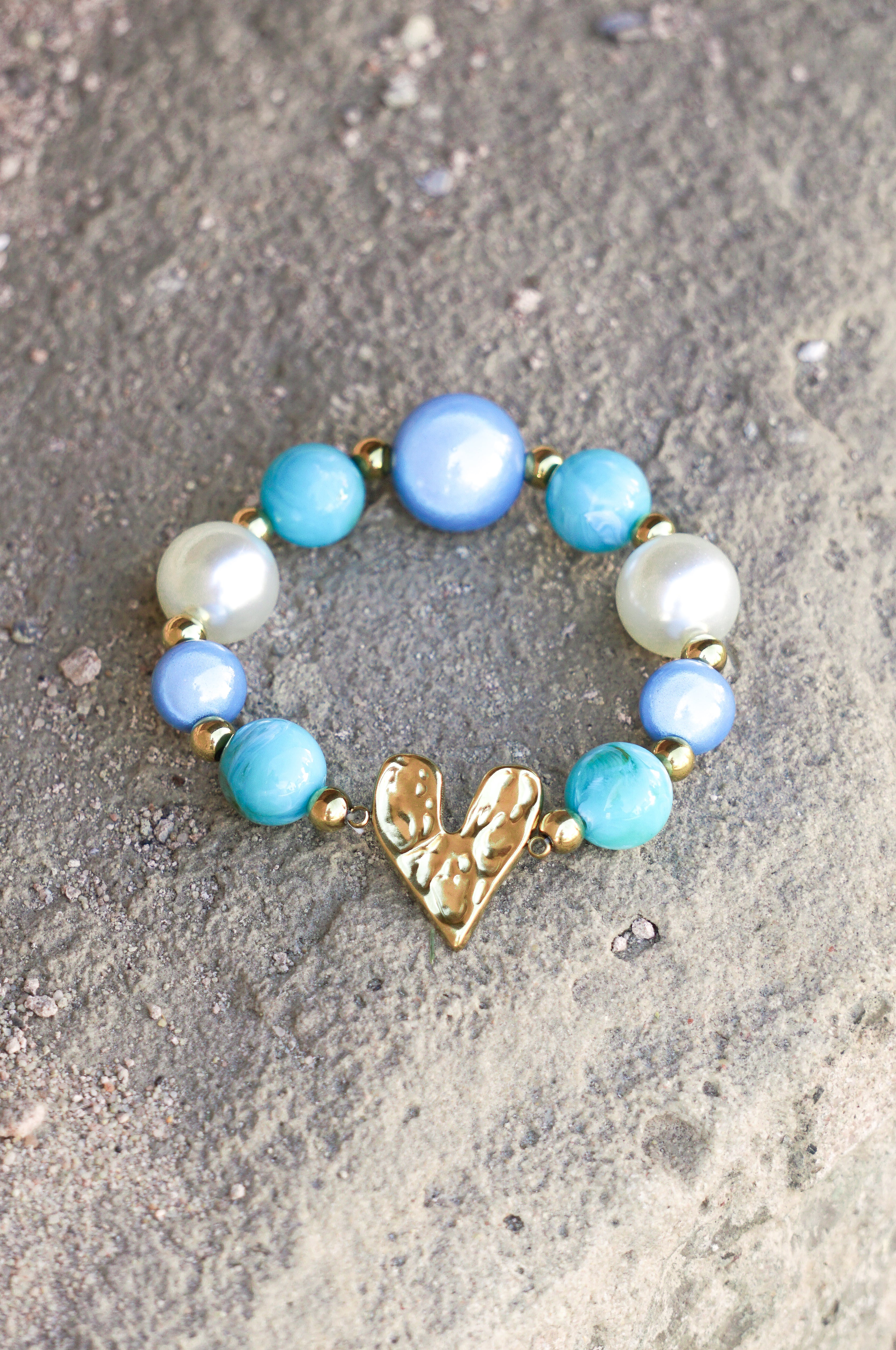 Perlenarmband mit unterschiedlichen Perlen und goldenen Herz, blau