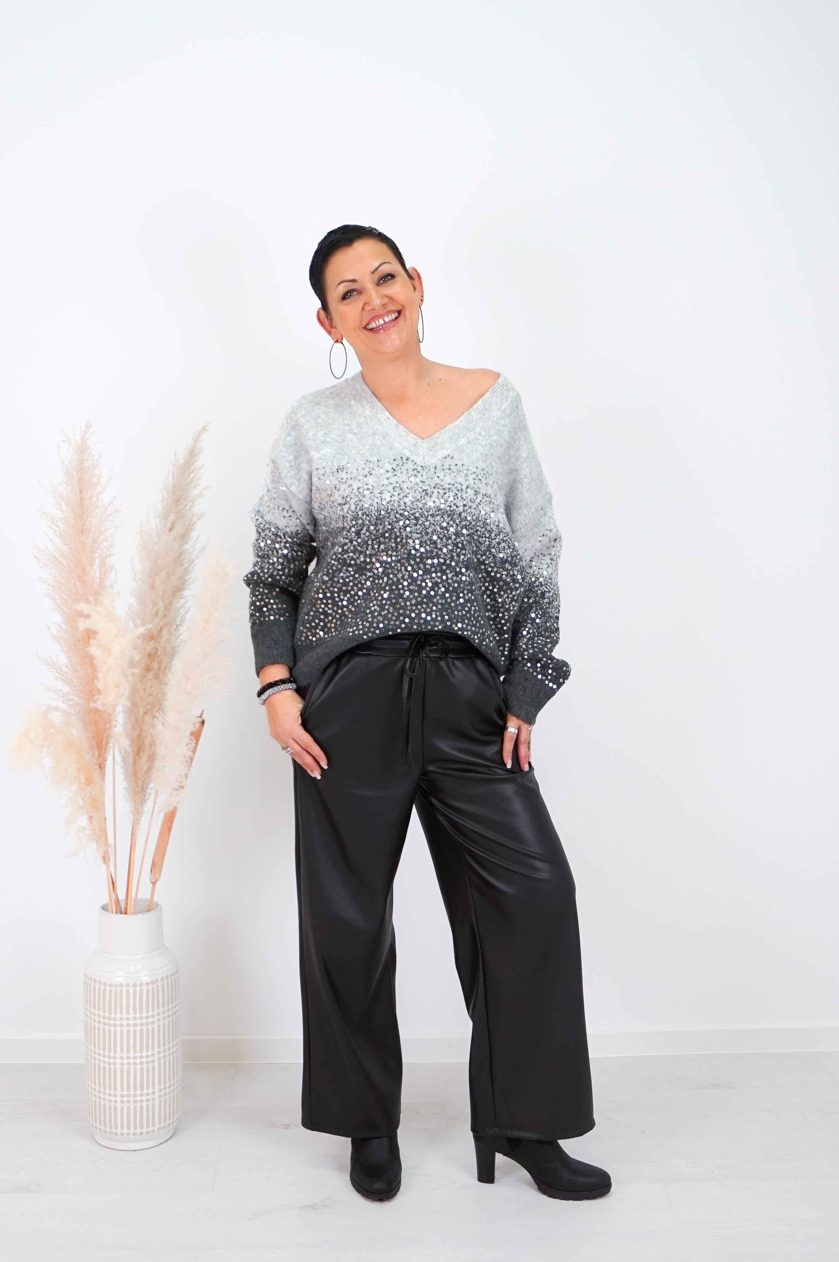 Strickpulli mit Farbverlauf und Pailletten, grau/silber