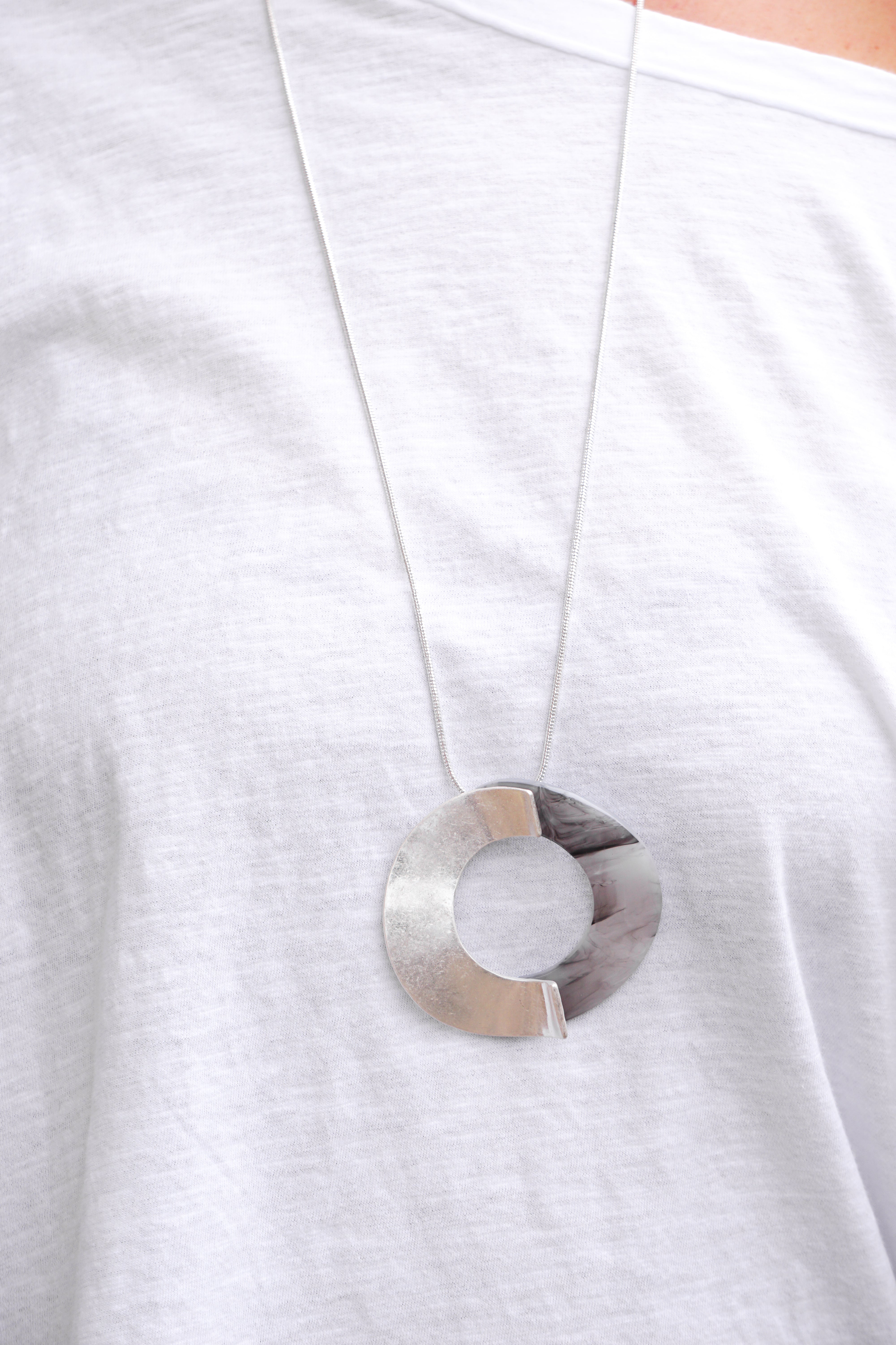 Lange Kette mit Anhänger in Silber/grau