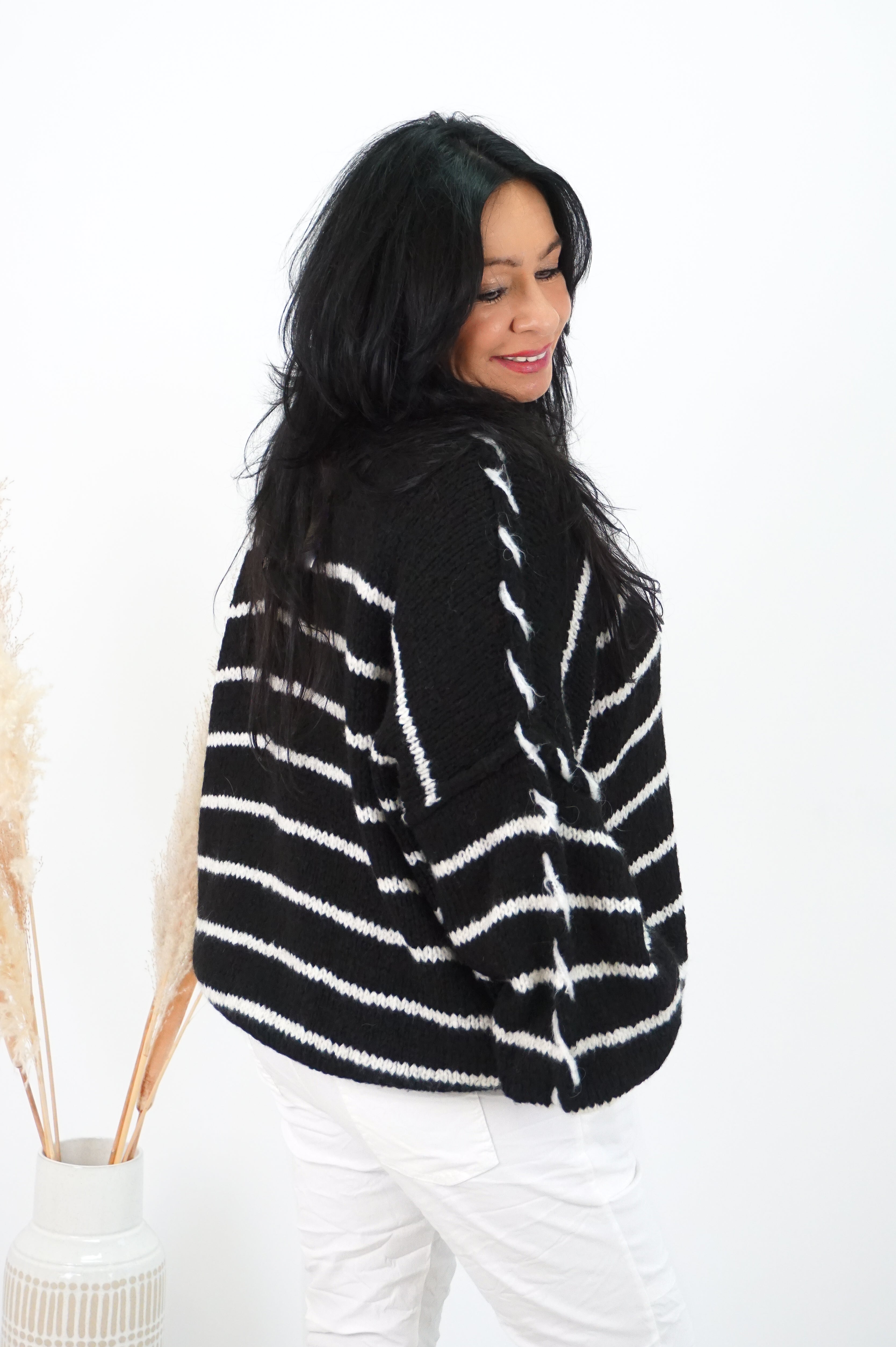 Strickpulli mit Streifen und twist, schwarz