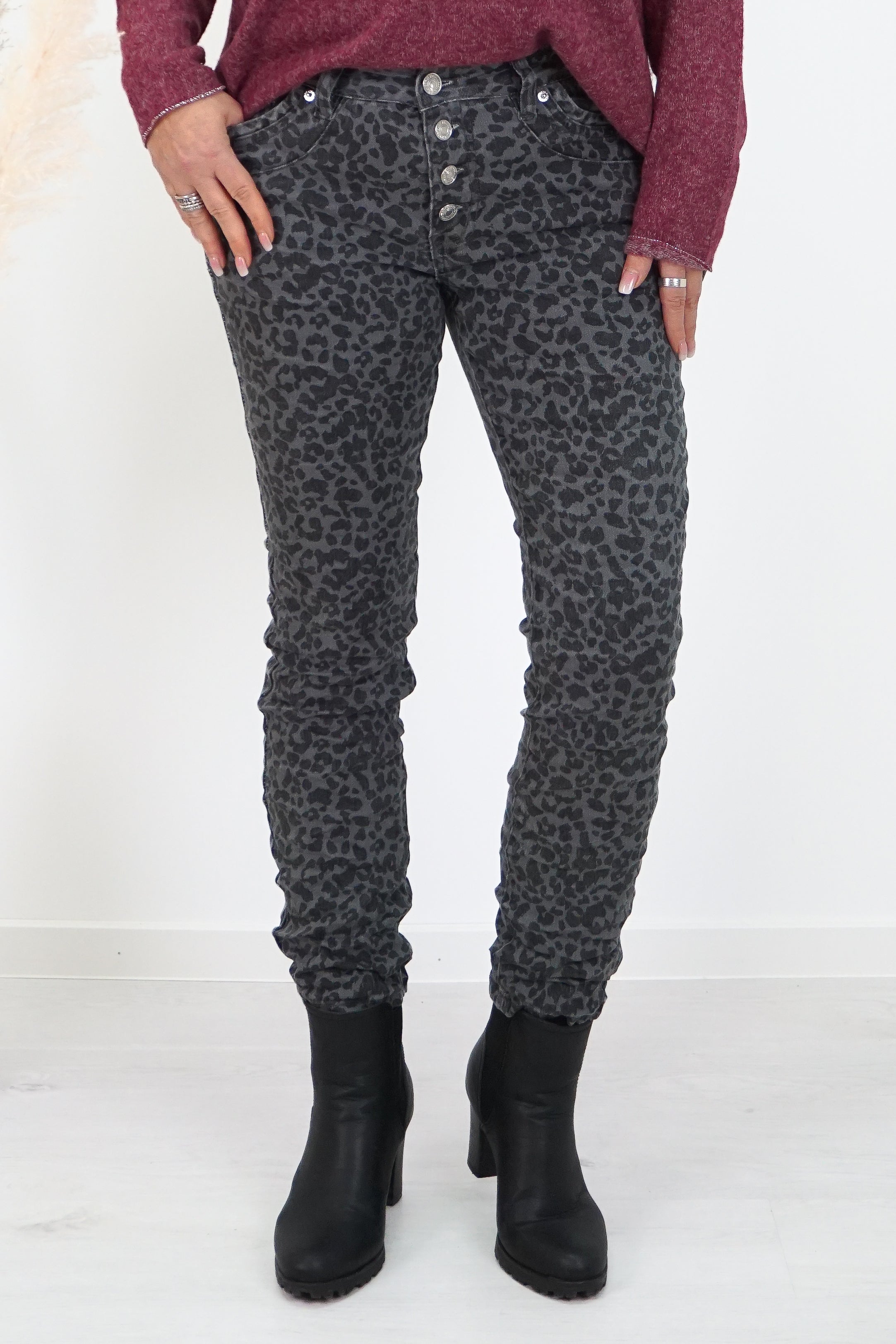 Jewelly Jeans mit Leo Print, grau