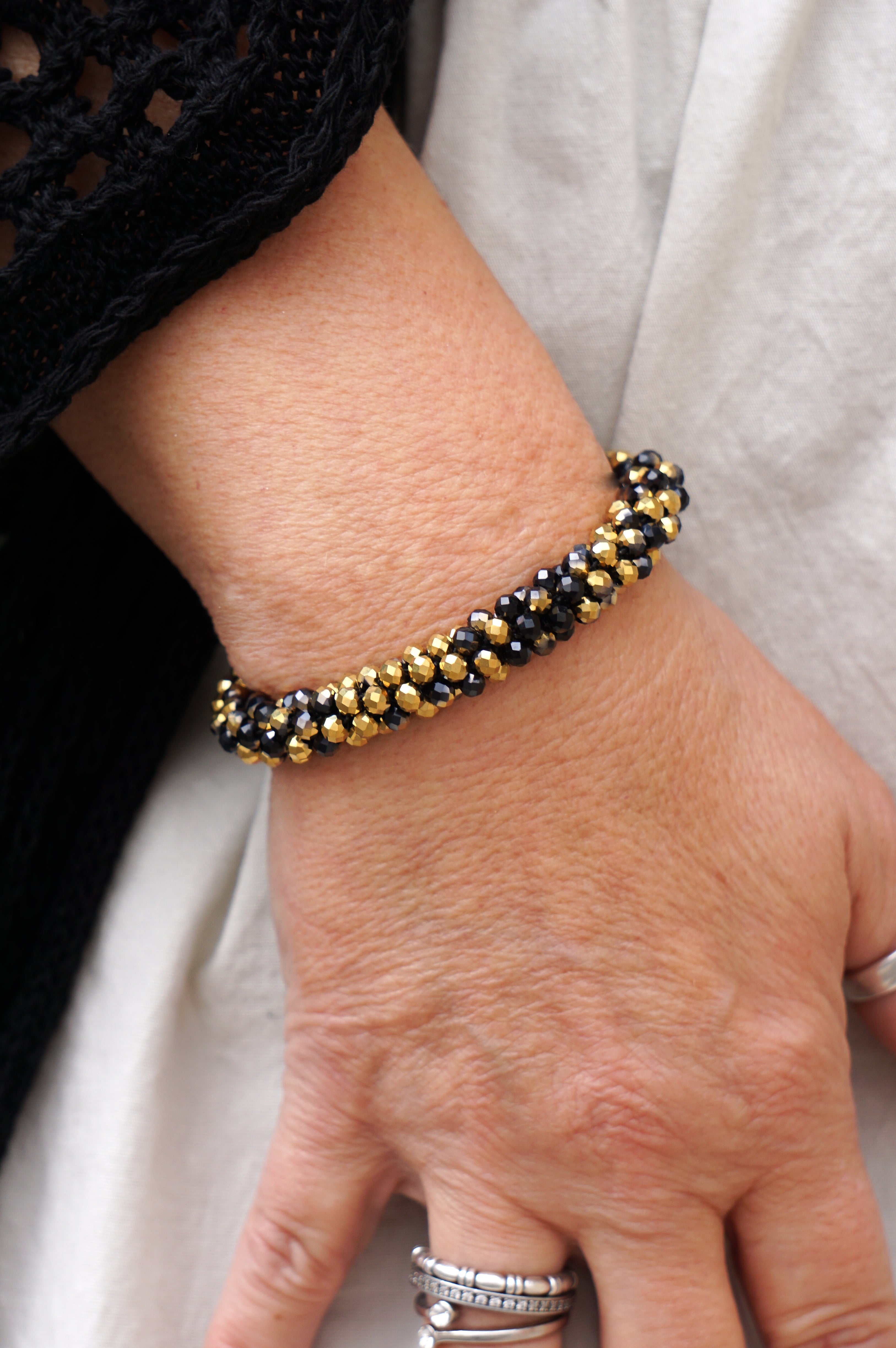 Perlenarmband schwarz/gold