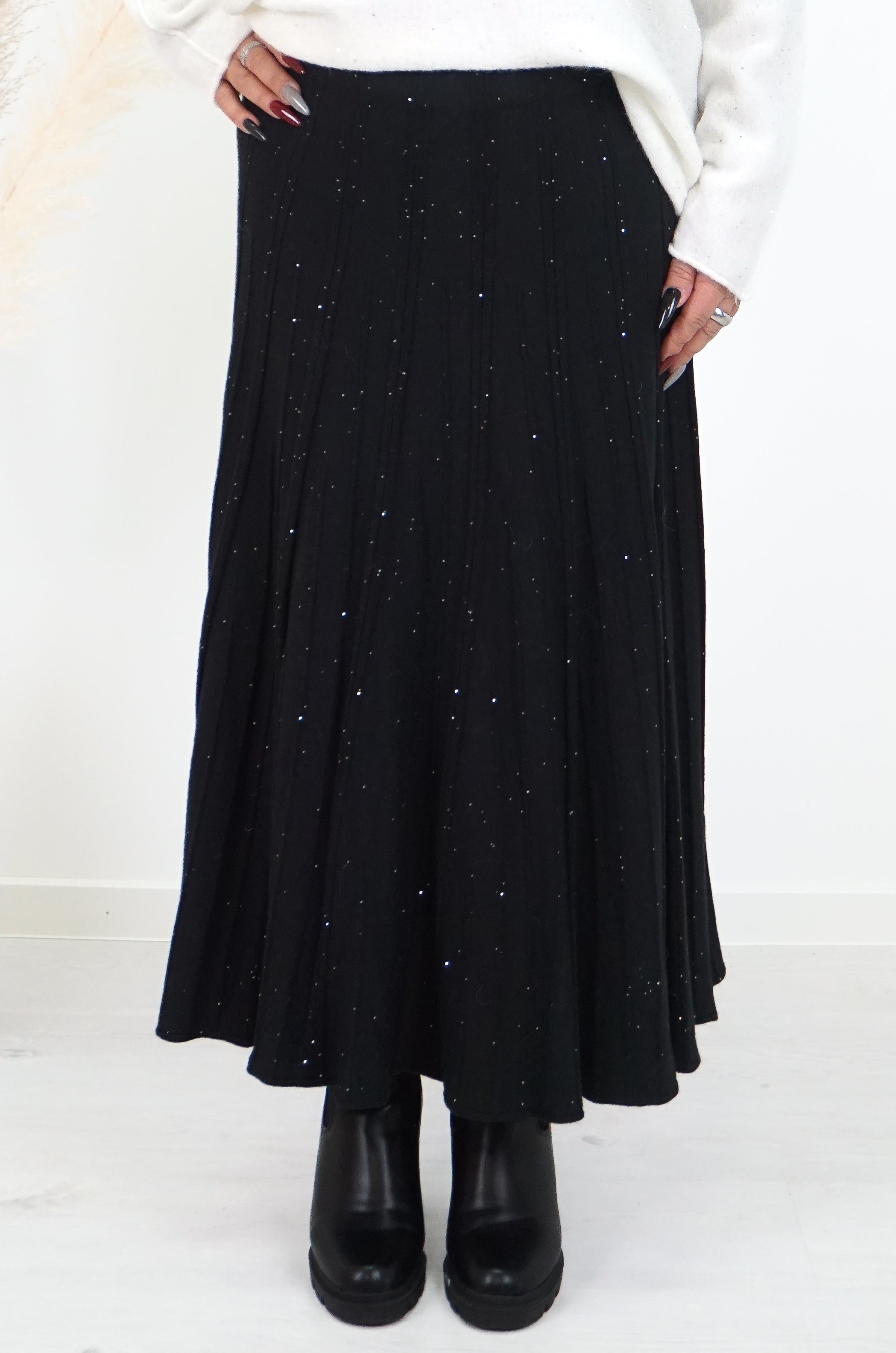 Langer Strickrock mit eingearbeiteten Pailletten, schwarz