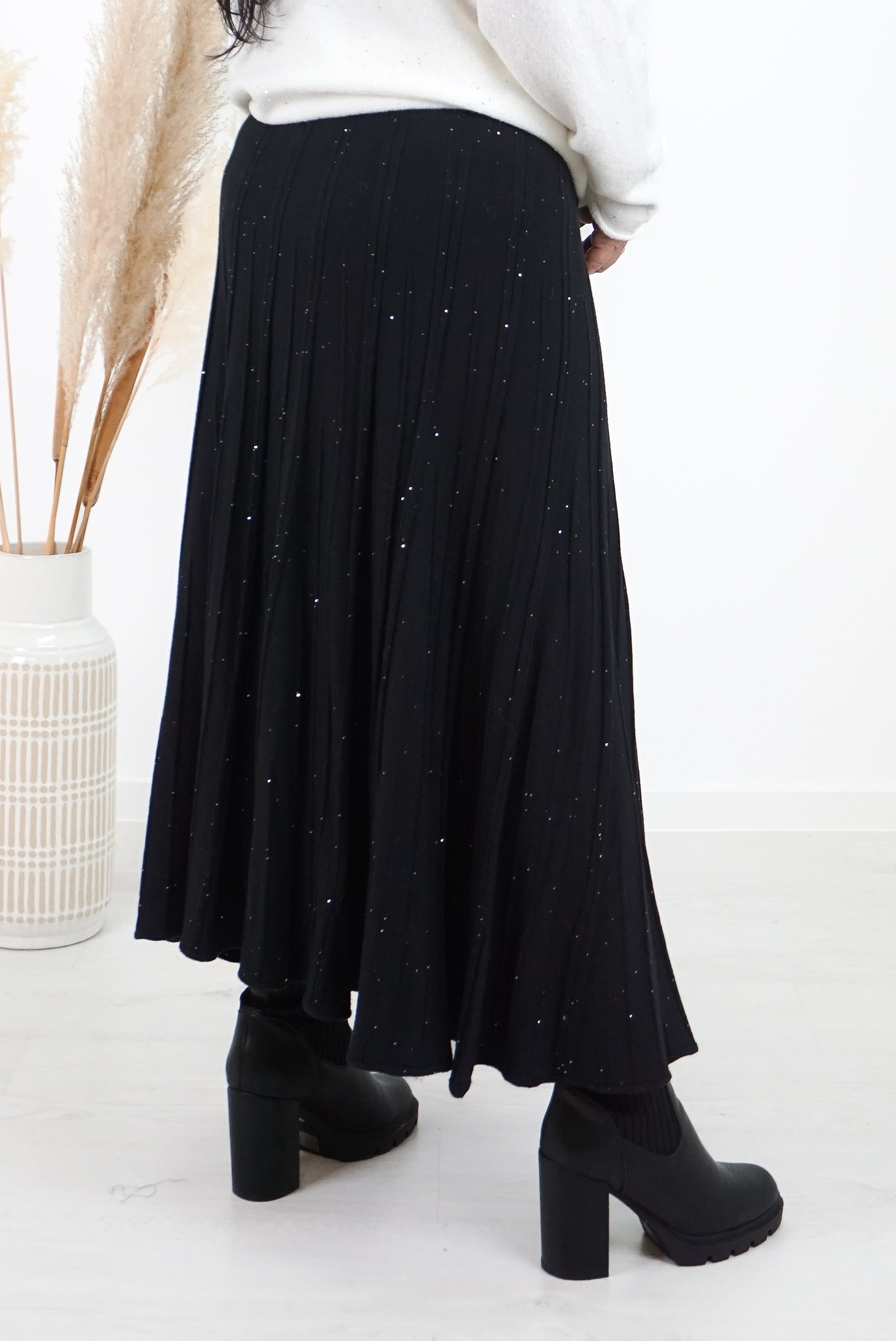 Langer Strickrock mit eingearbeiteten Pailletten, schwarz