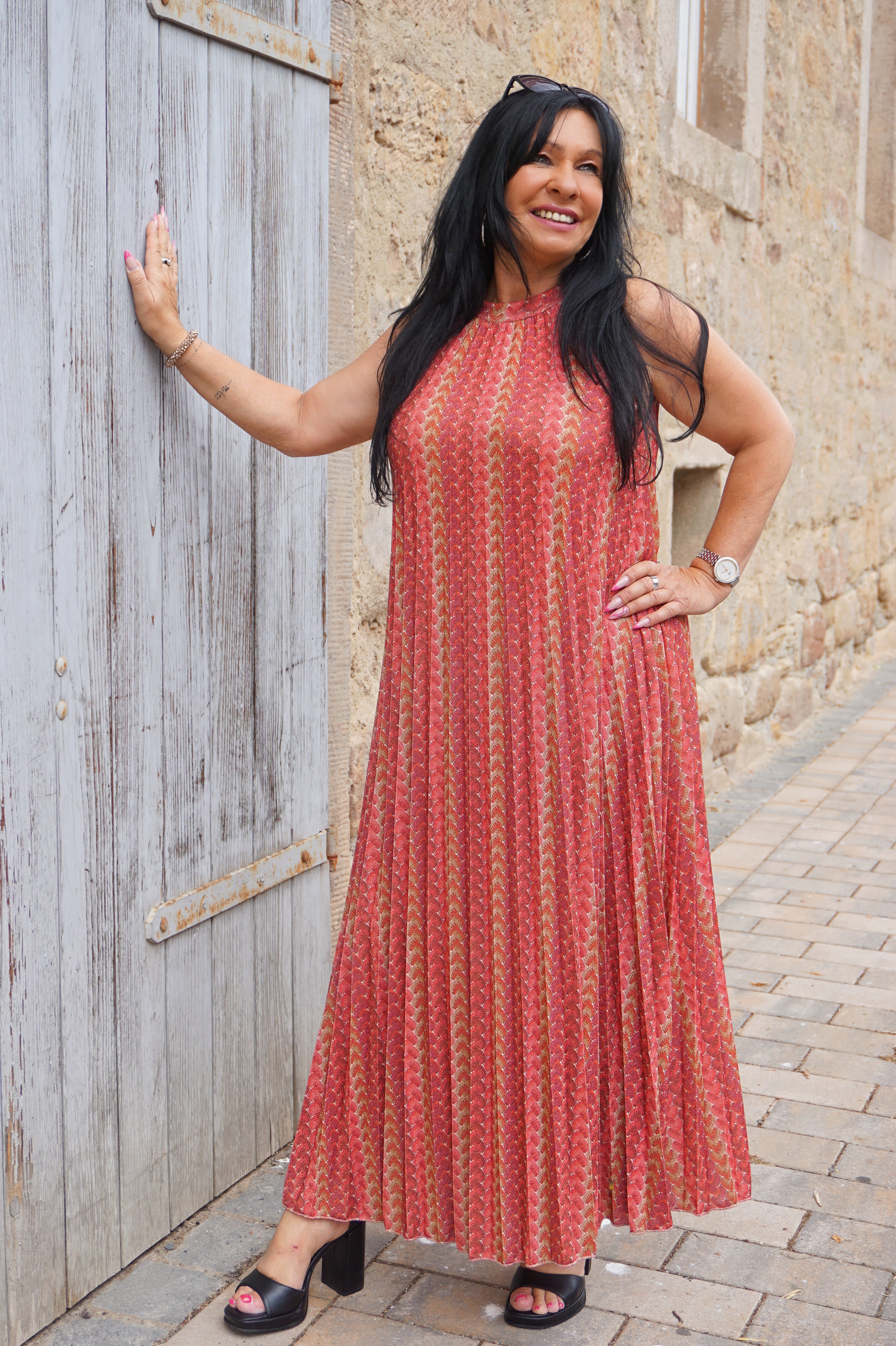 Plisseekleid mit Print in rost und goldenem Schimmer