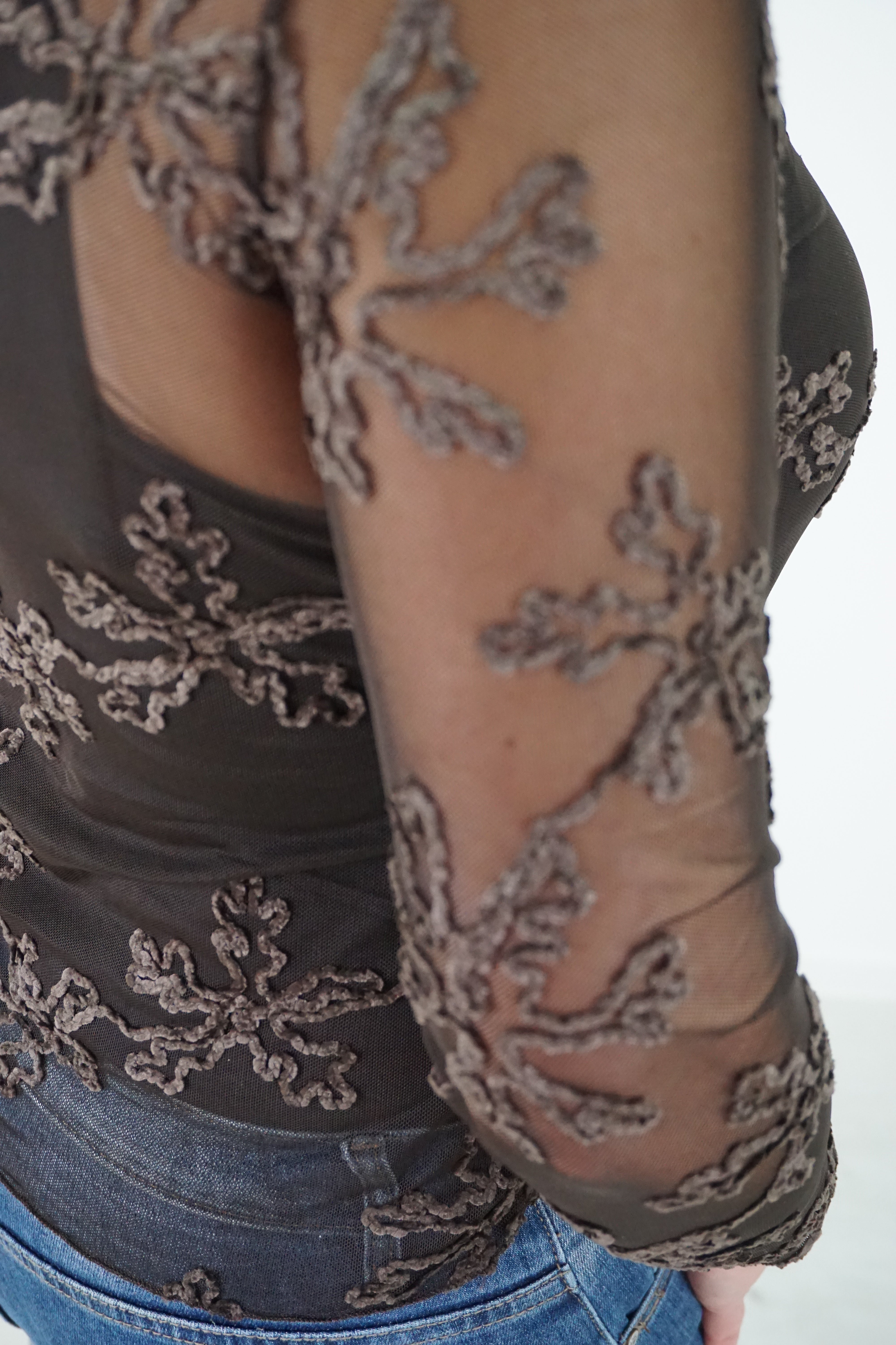 Netzshirt mit 3D Samtblumen, schokobraun