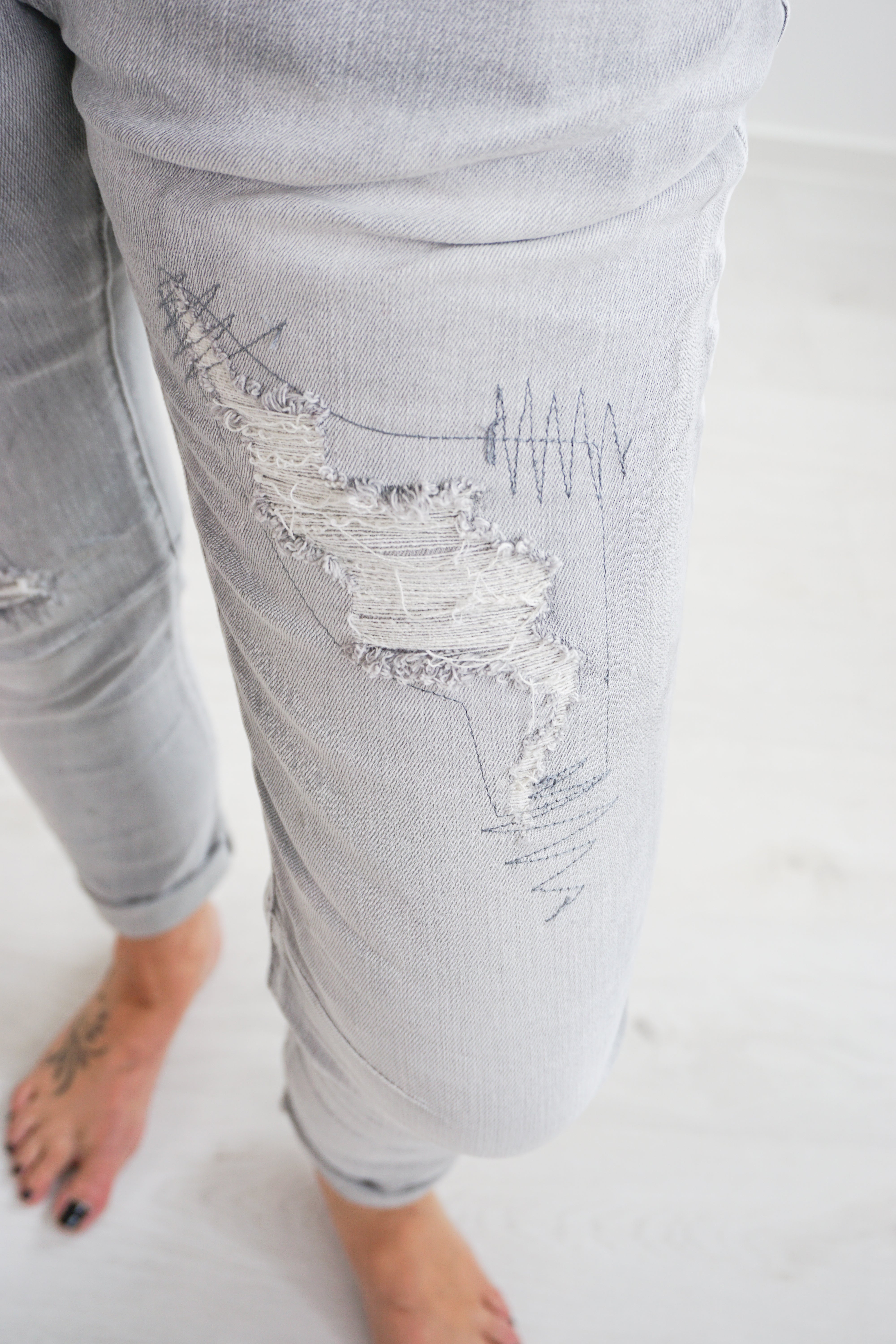 Sexy Woman Jeans mit unterlegten Rissen