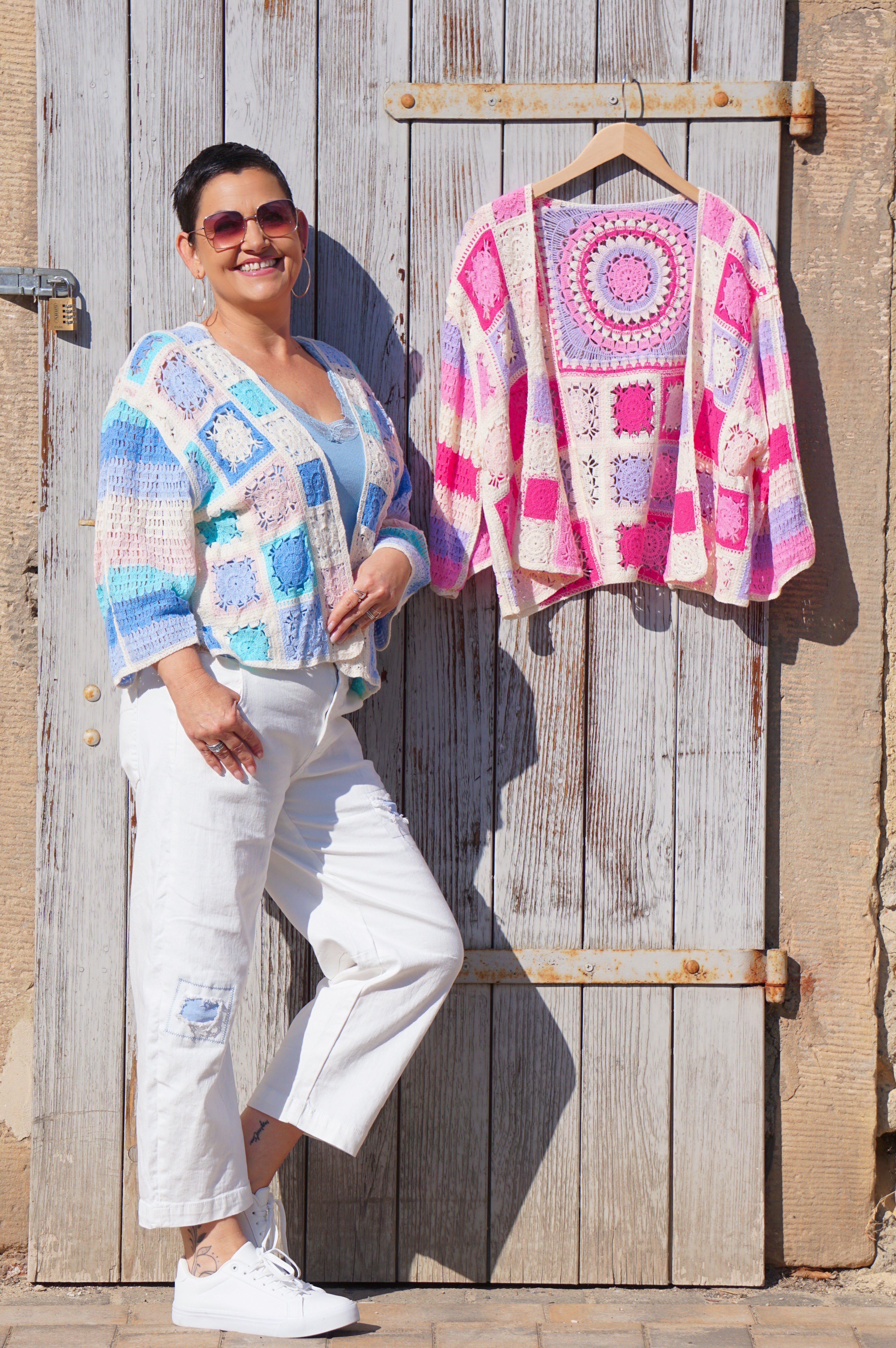 Bunte Häkeljacke mit verspieltem Muster, blau/türkis/rose