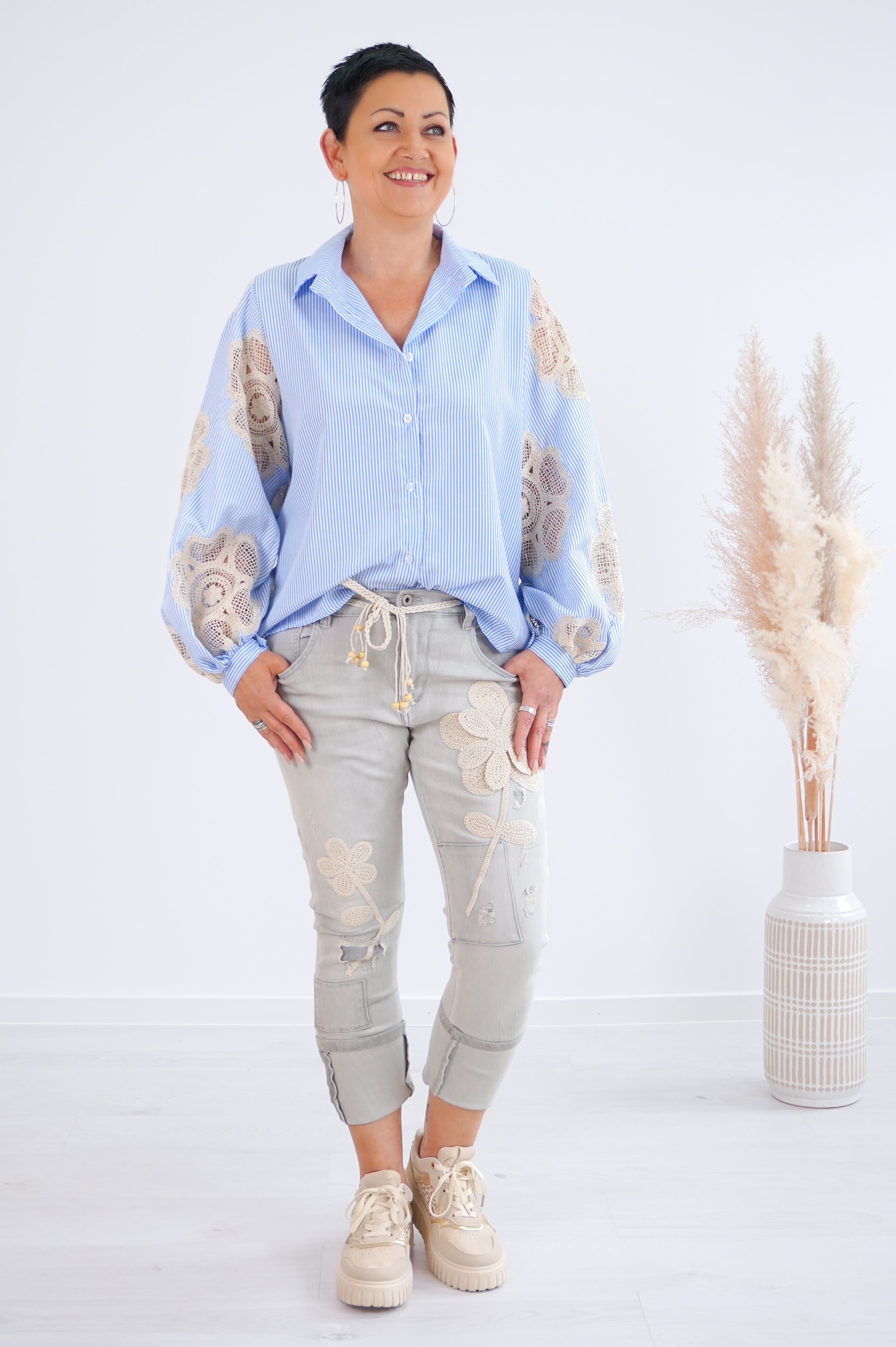 Gestreifte Bluse mit häkel Blumen