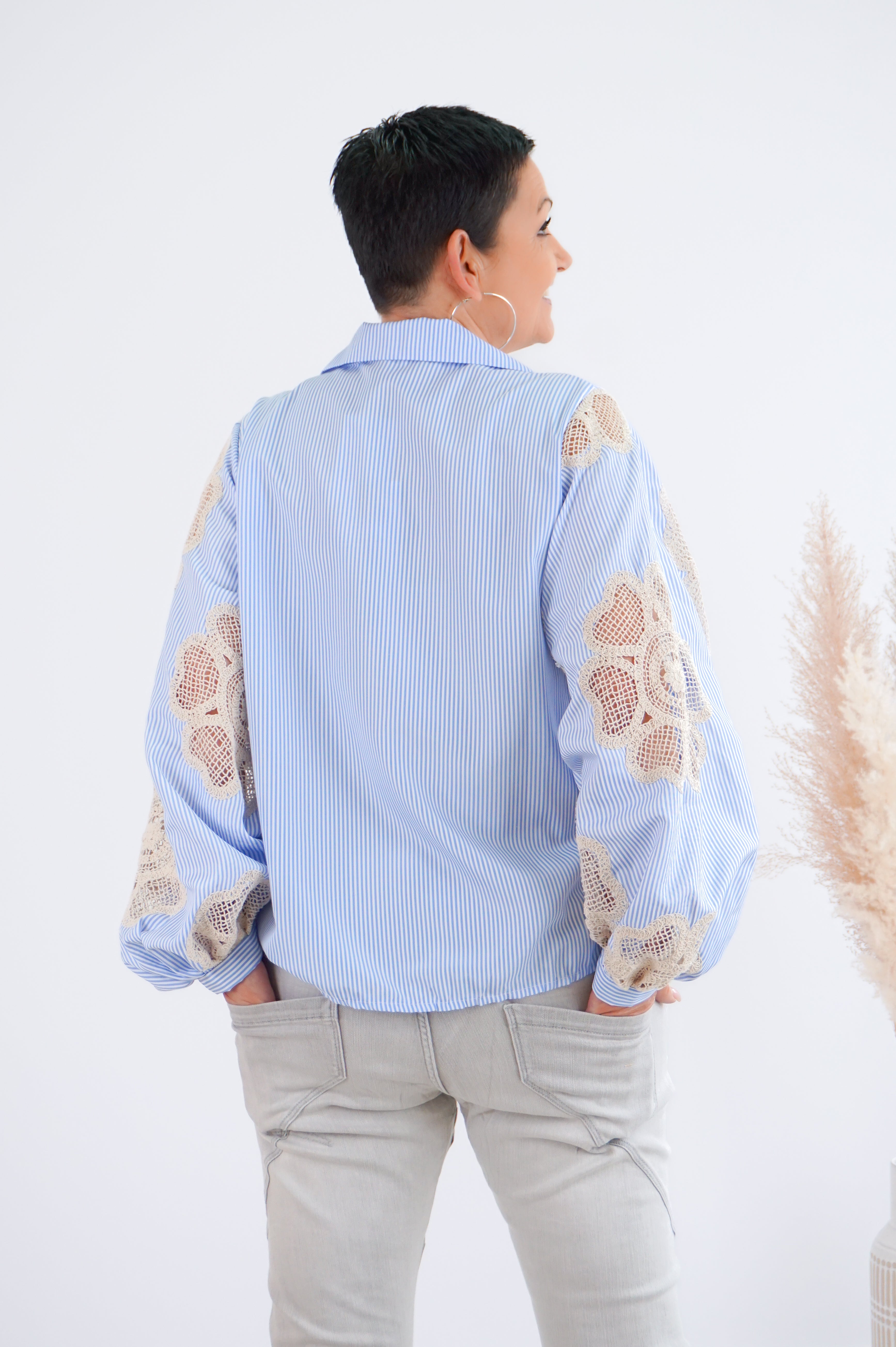 Gestreifte Bluse mit häkel Blumen