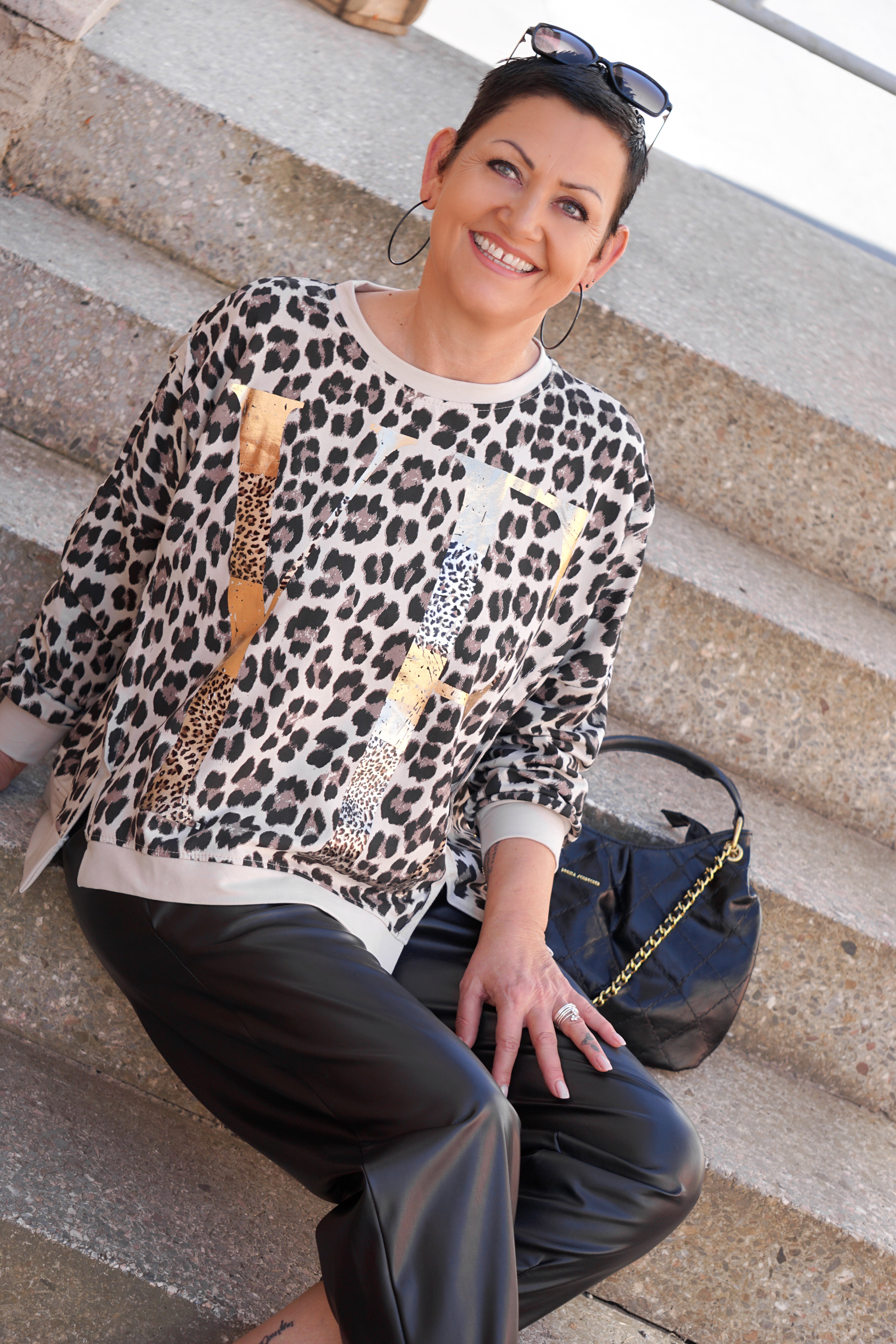 Sweatshirt mit Leo Print "YEAH", beige