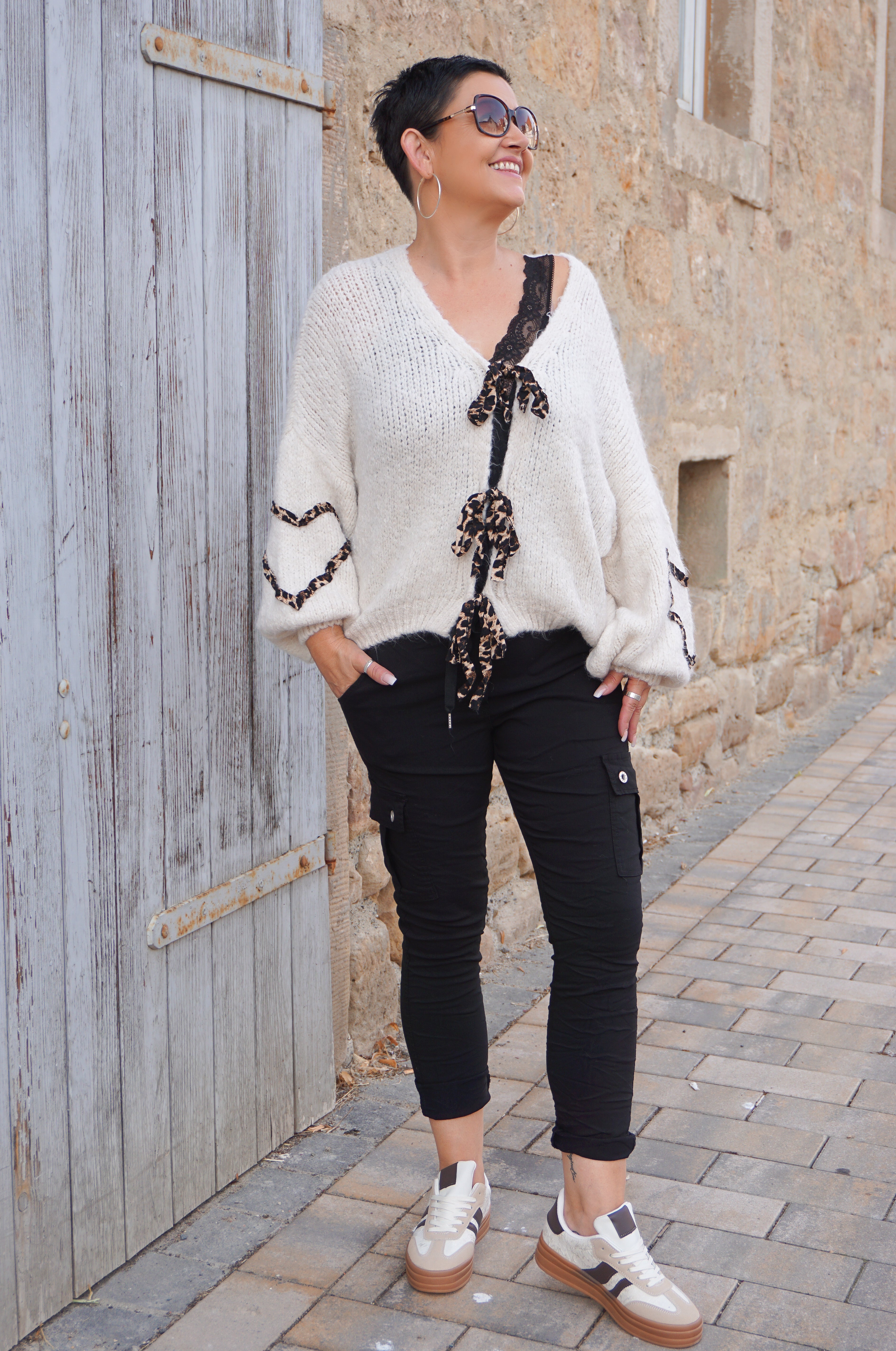 Kurze Strickjacke mit Leo Schleifen, beige