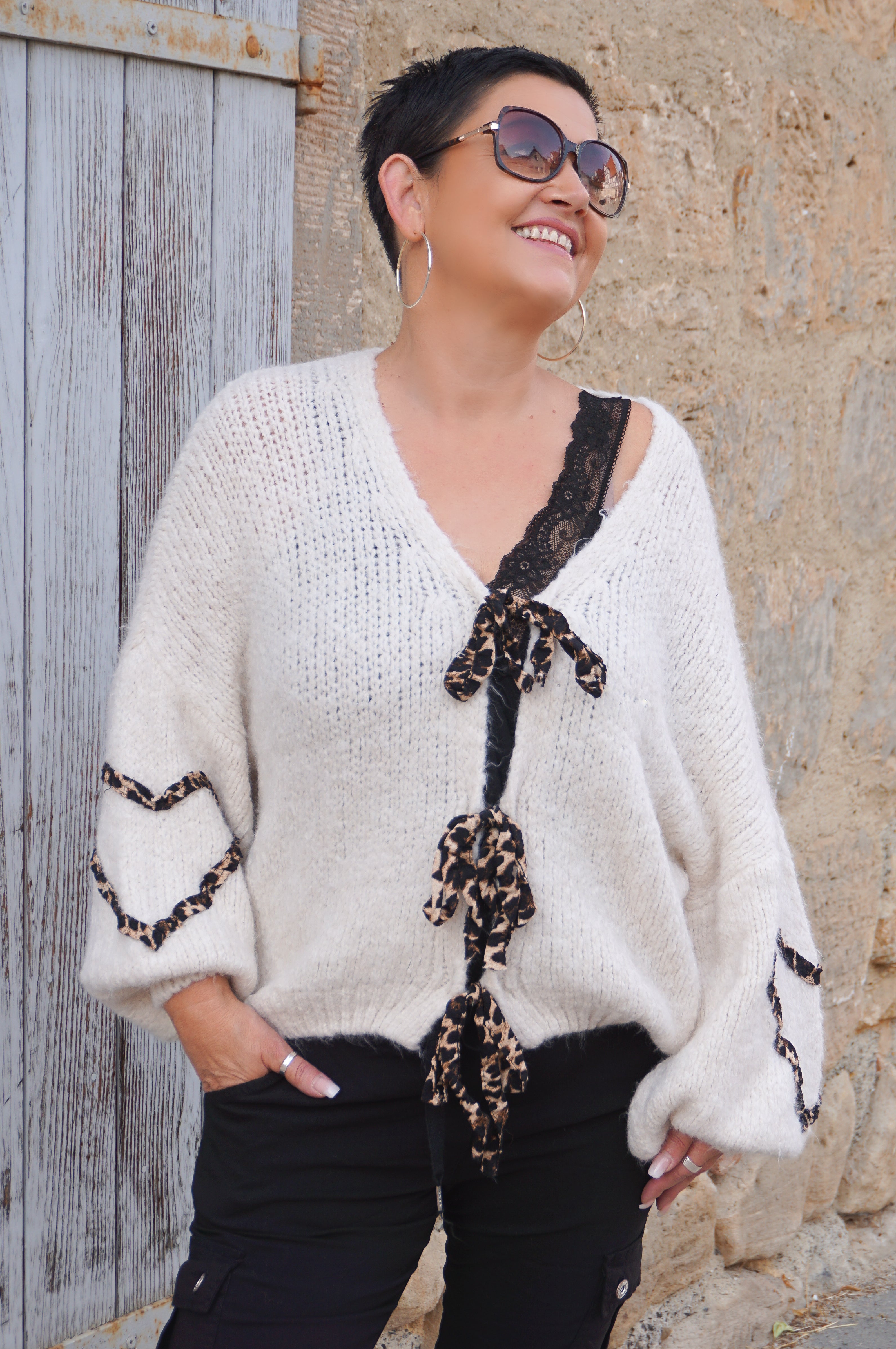 Kurze Strickjacke mit Leo Schleifen, beige