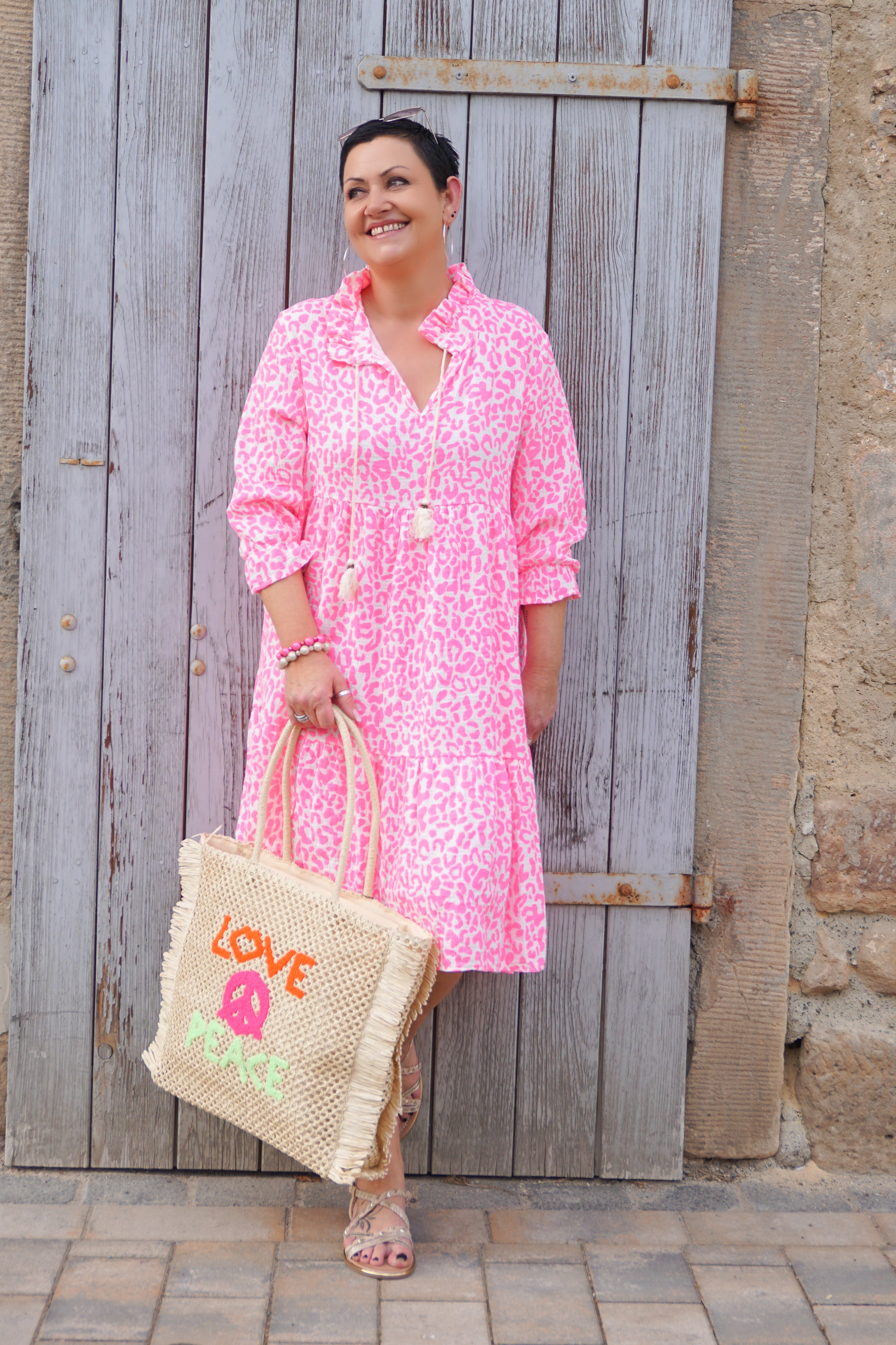 Musselin Kleid mit Leo Print, Neonpink