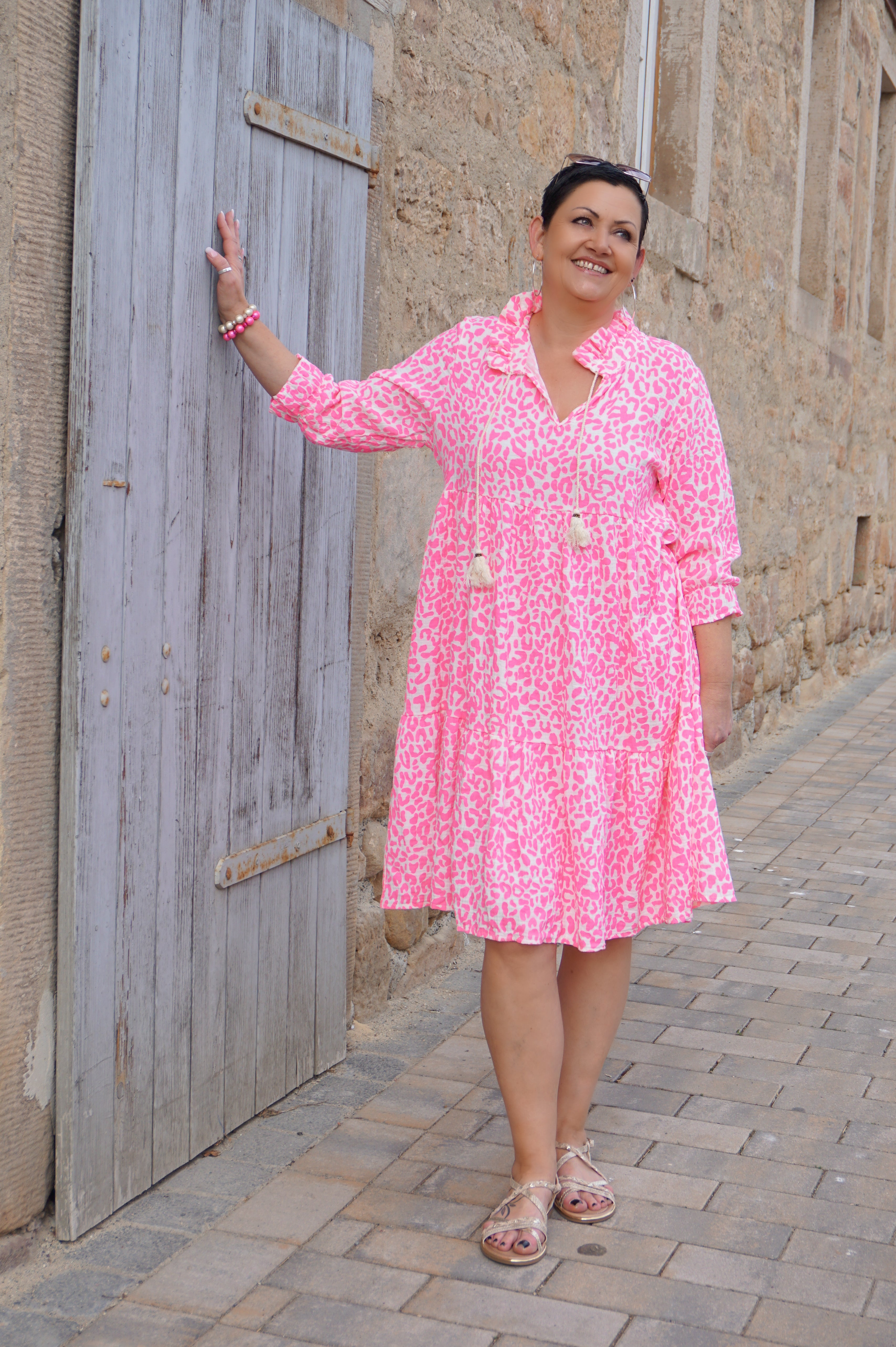 Musselin Kleid mit Leo Print, Neonpink