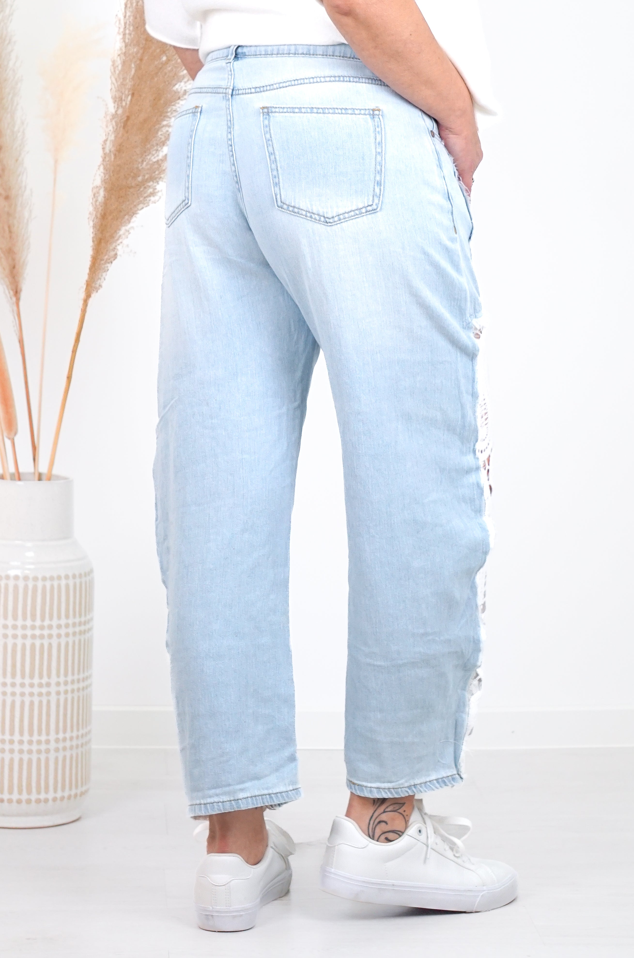 Sexy Woman Barrel Jeans mit Häkeleinsatz