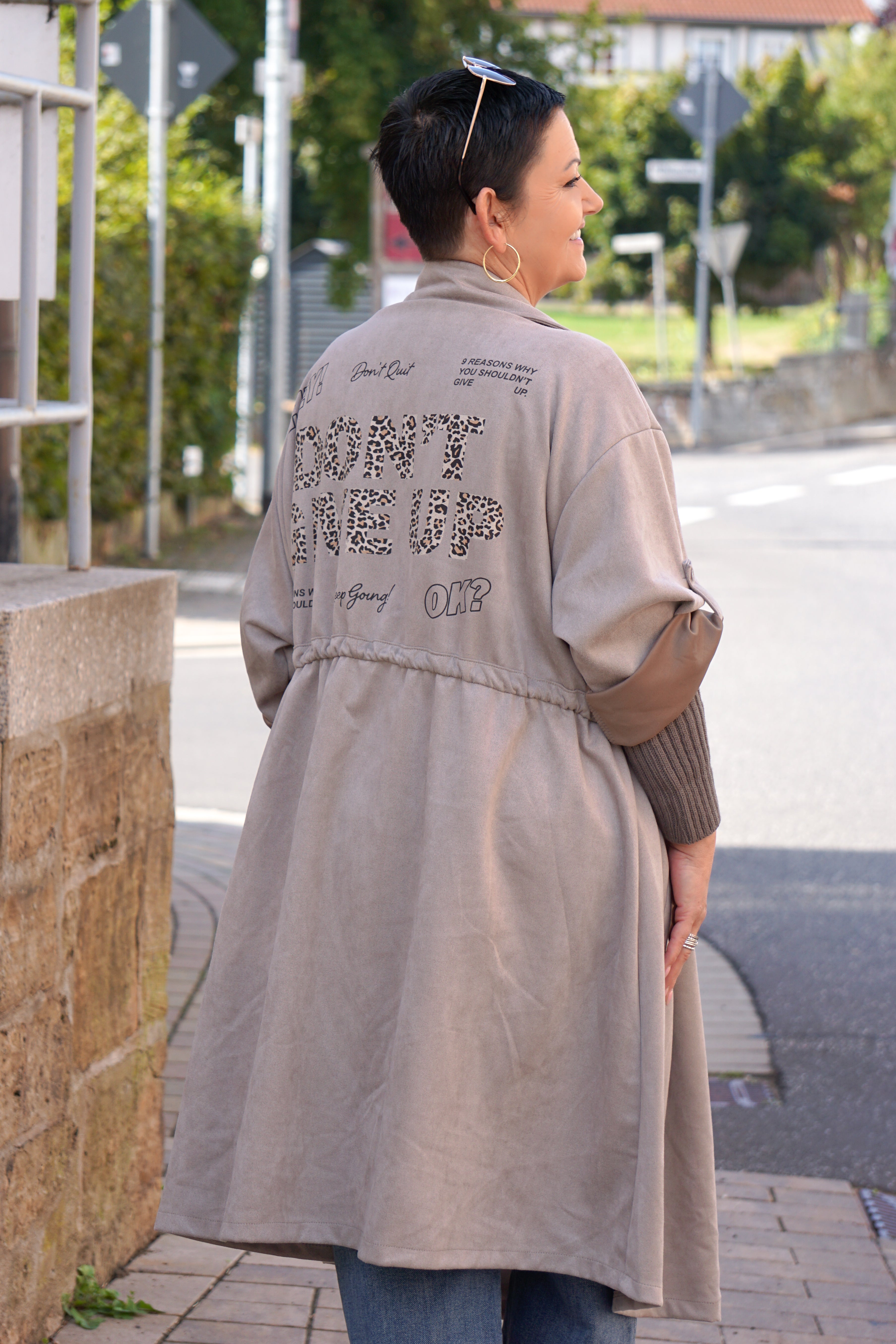 Wildlederimitat Mantel „don’t give up“, taupe
