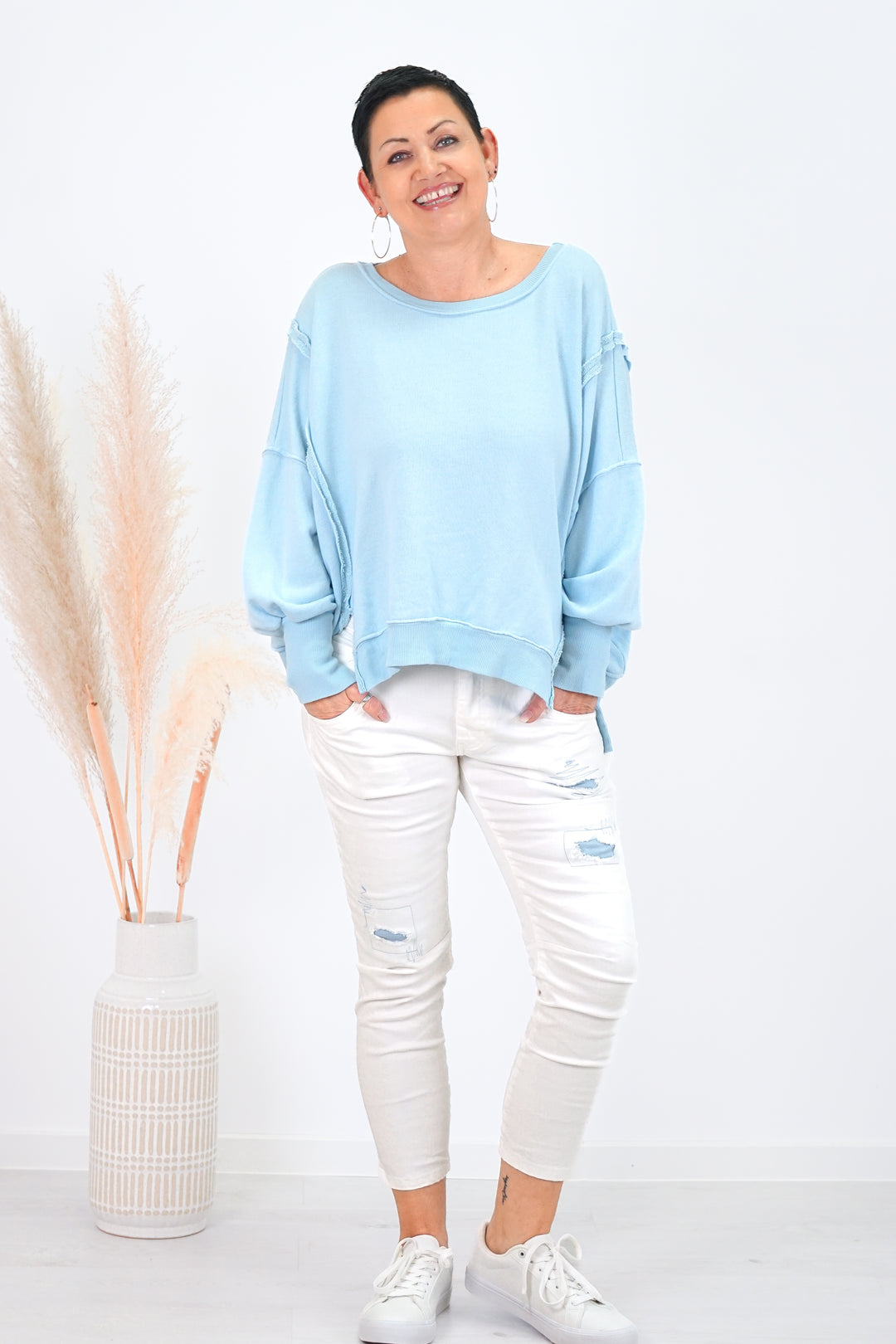Sexy Woman Jeans mit jeansblauen Flicken