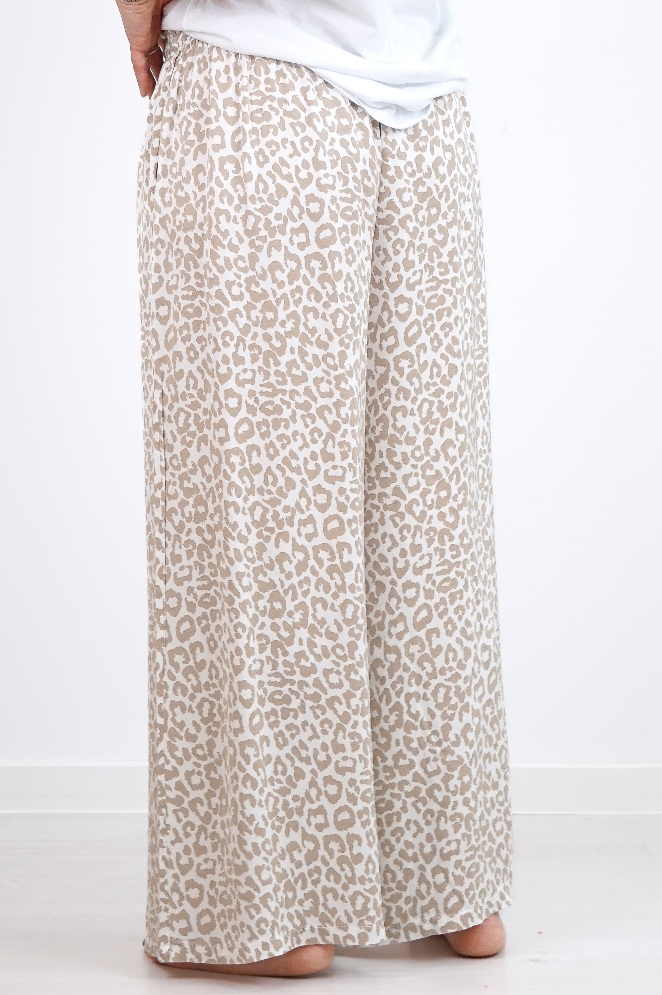 Satin Marlene mit Seide und Leo Print, beige