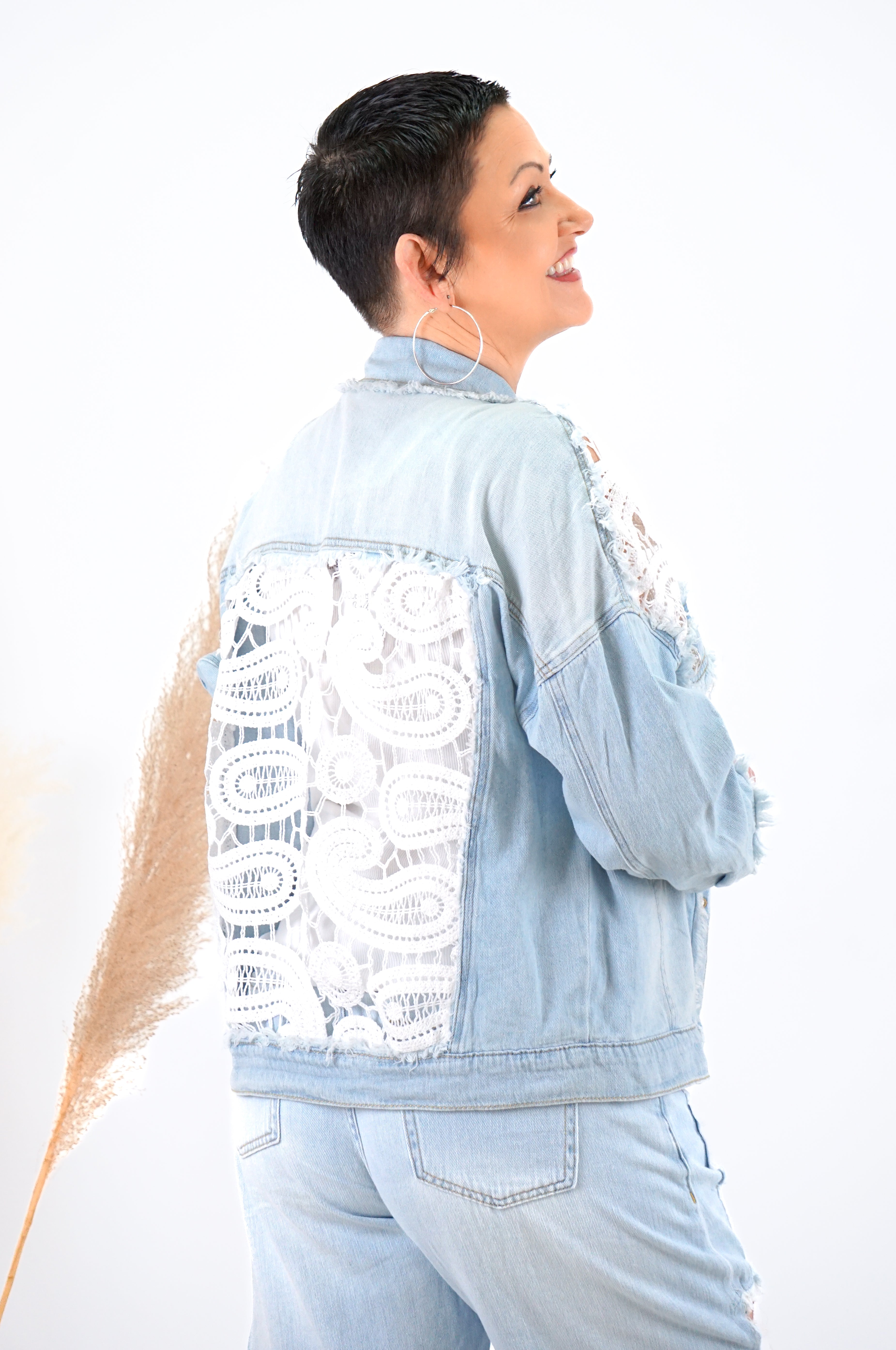 Sexy Woman Oversize Jeansjacke mit Häkeleinsatz