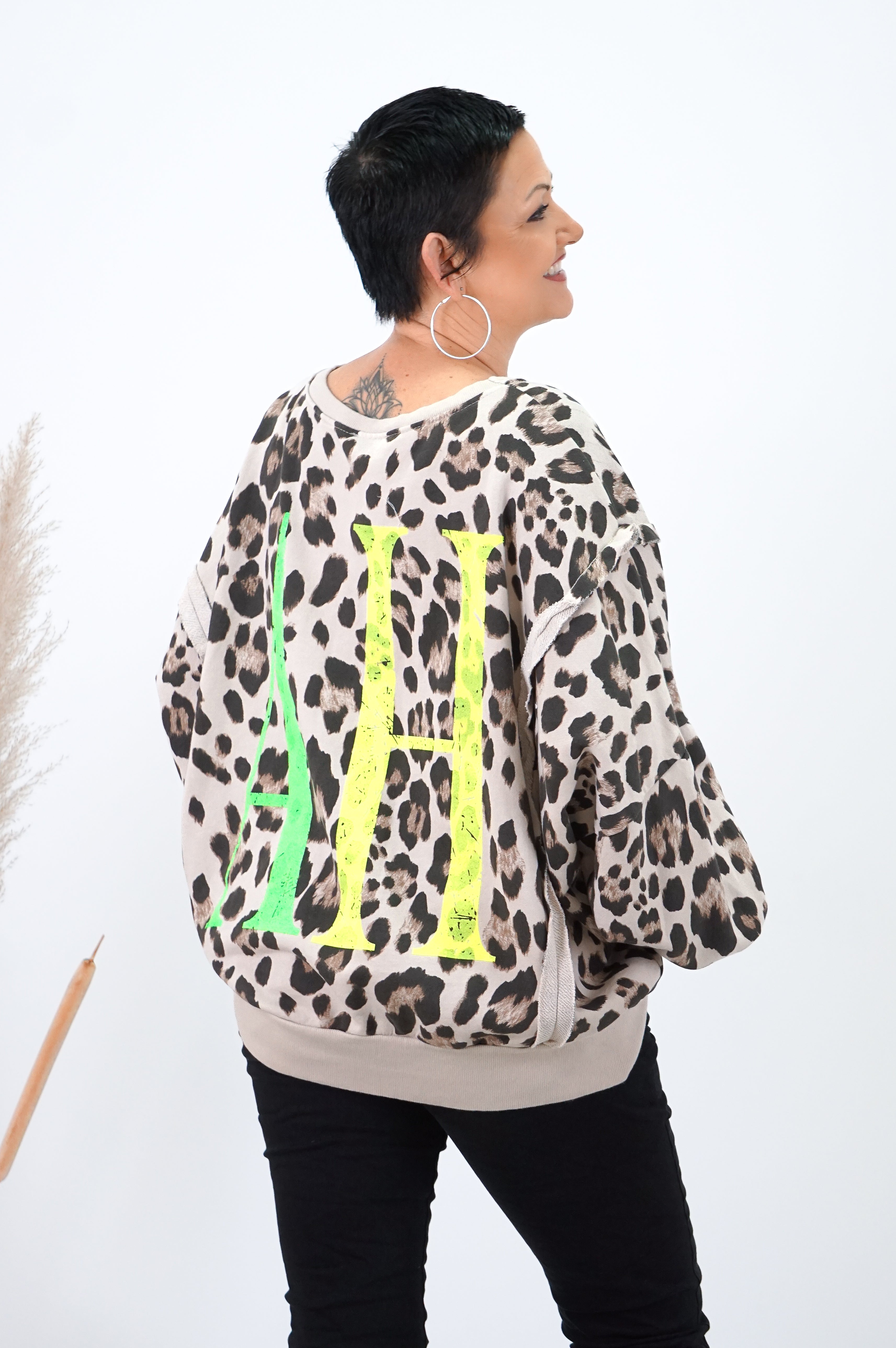 Sweatshirt mit Leo Print "YEAH"