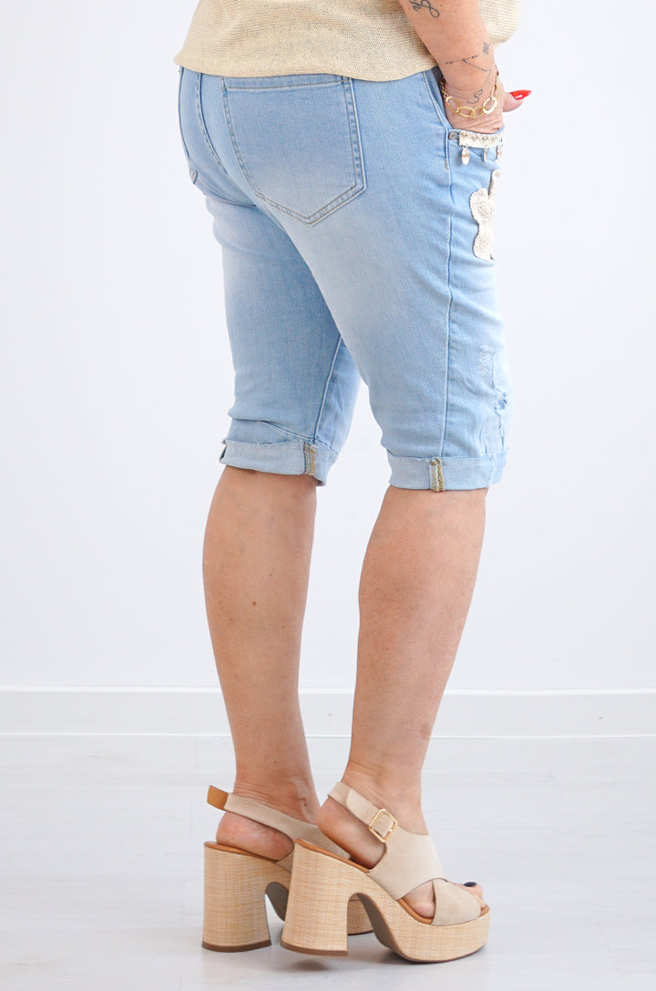 Sexy Woman Jeans-Shorts mit Häkelblume