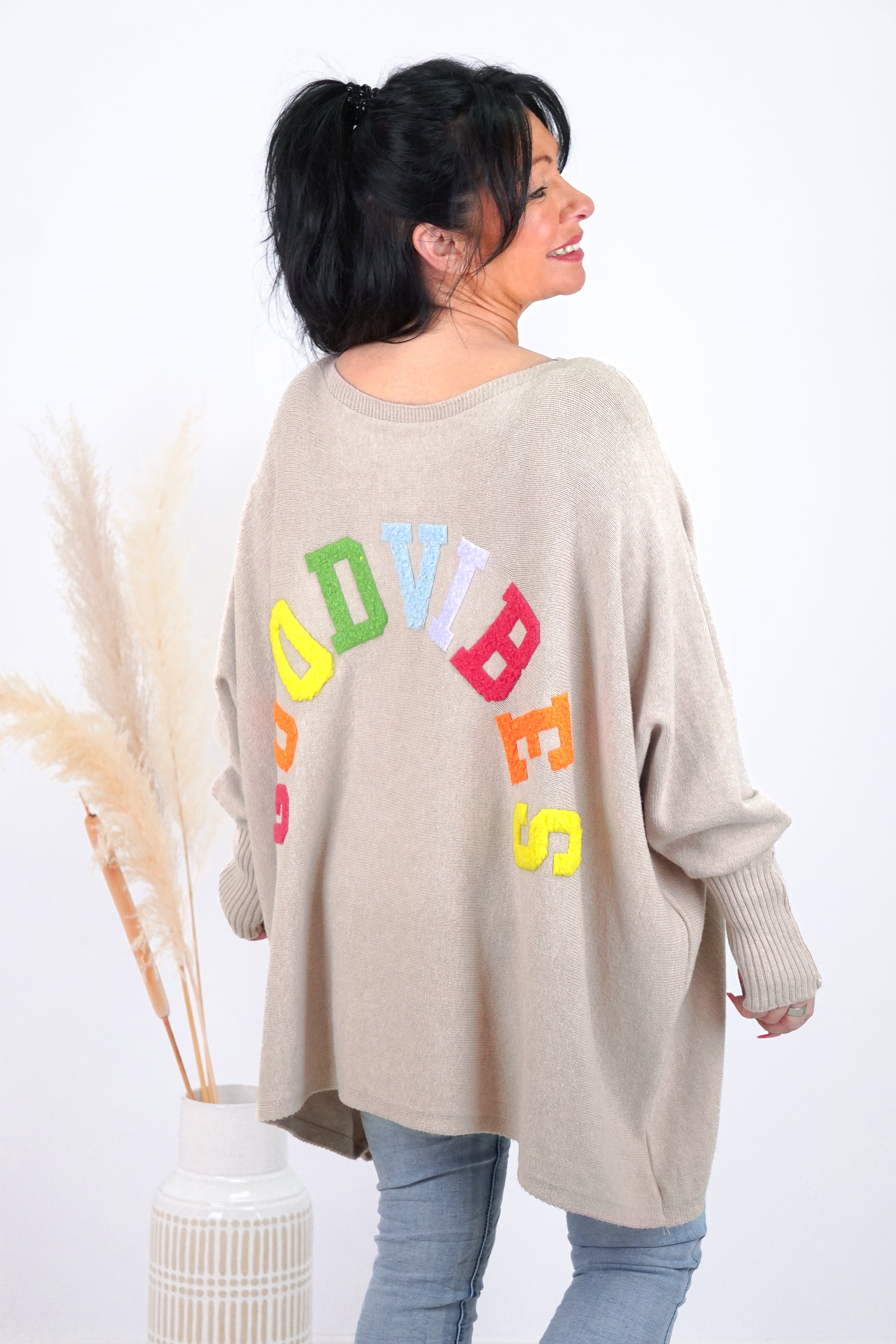 Weiter Feinstrickpulli "GOOD VIBES", beige