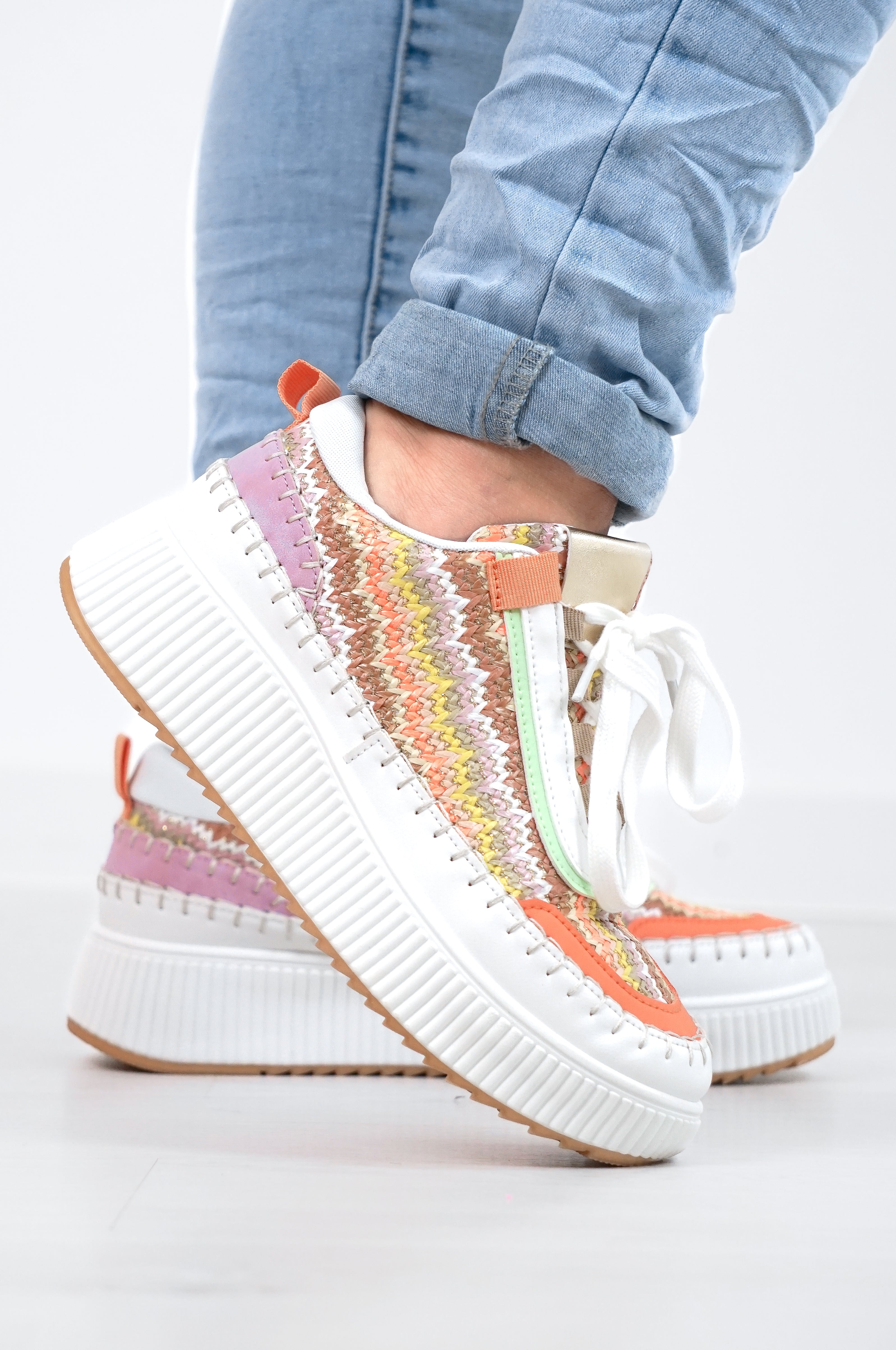 Sneaker mit buntem geflochtenem Design & goldenen Details