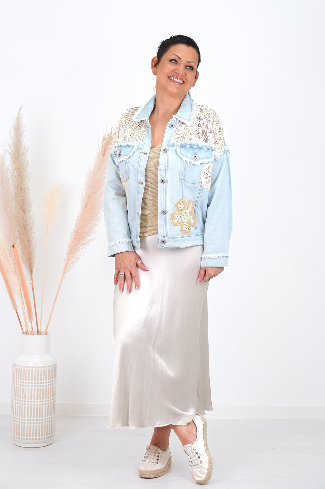 Sexy Woman Oversize Jeansjacke mit verspielten Details