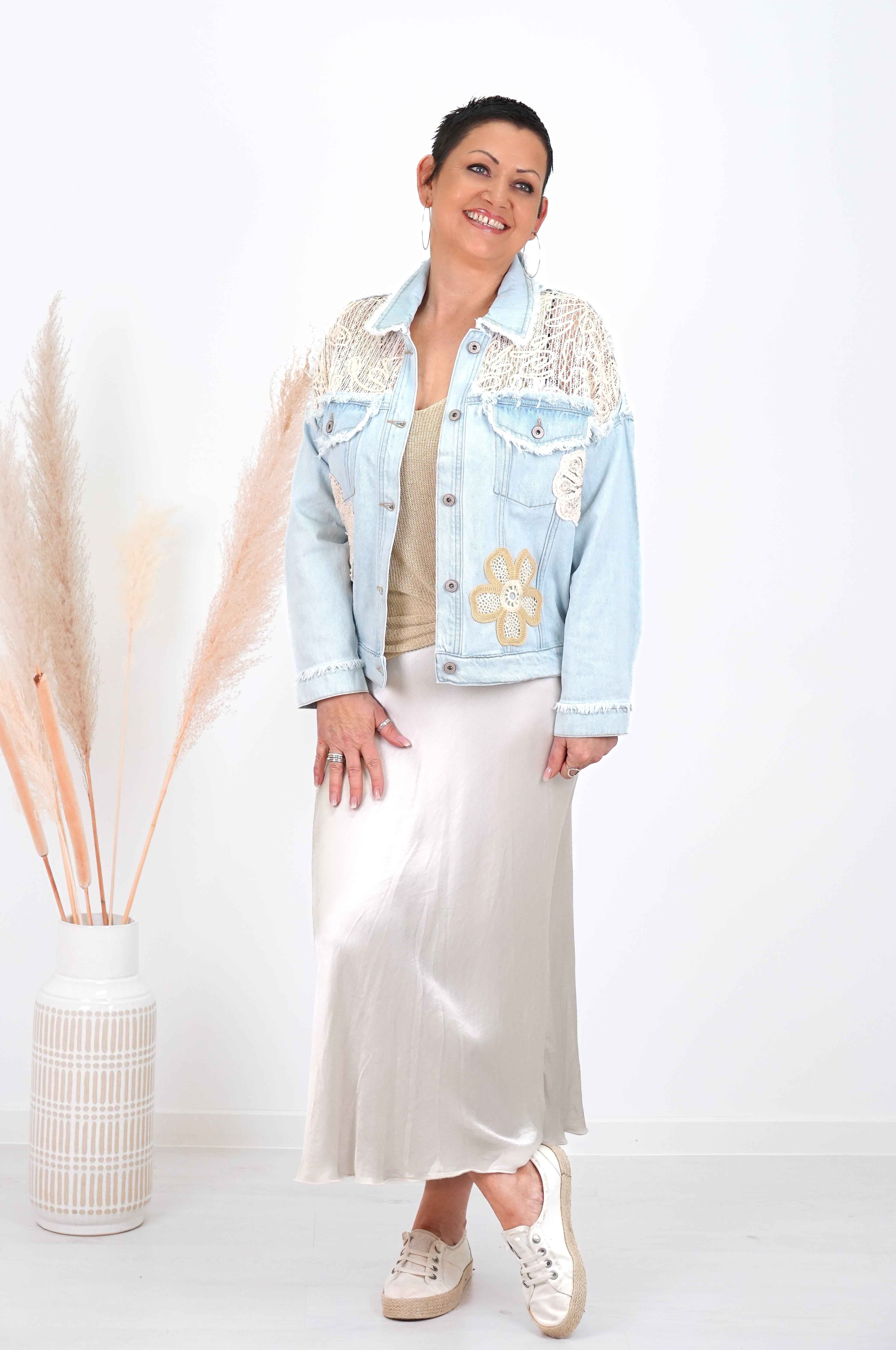 Sexy Woman Oversize Jeansjacke mit verspielten Details