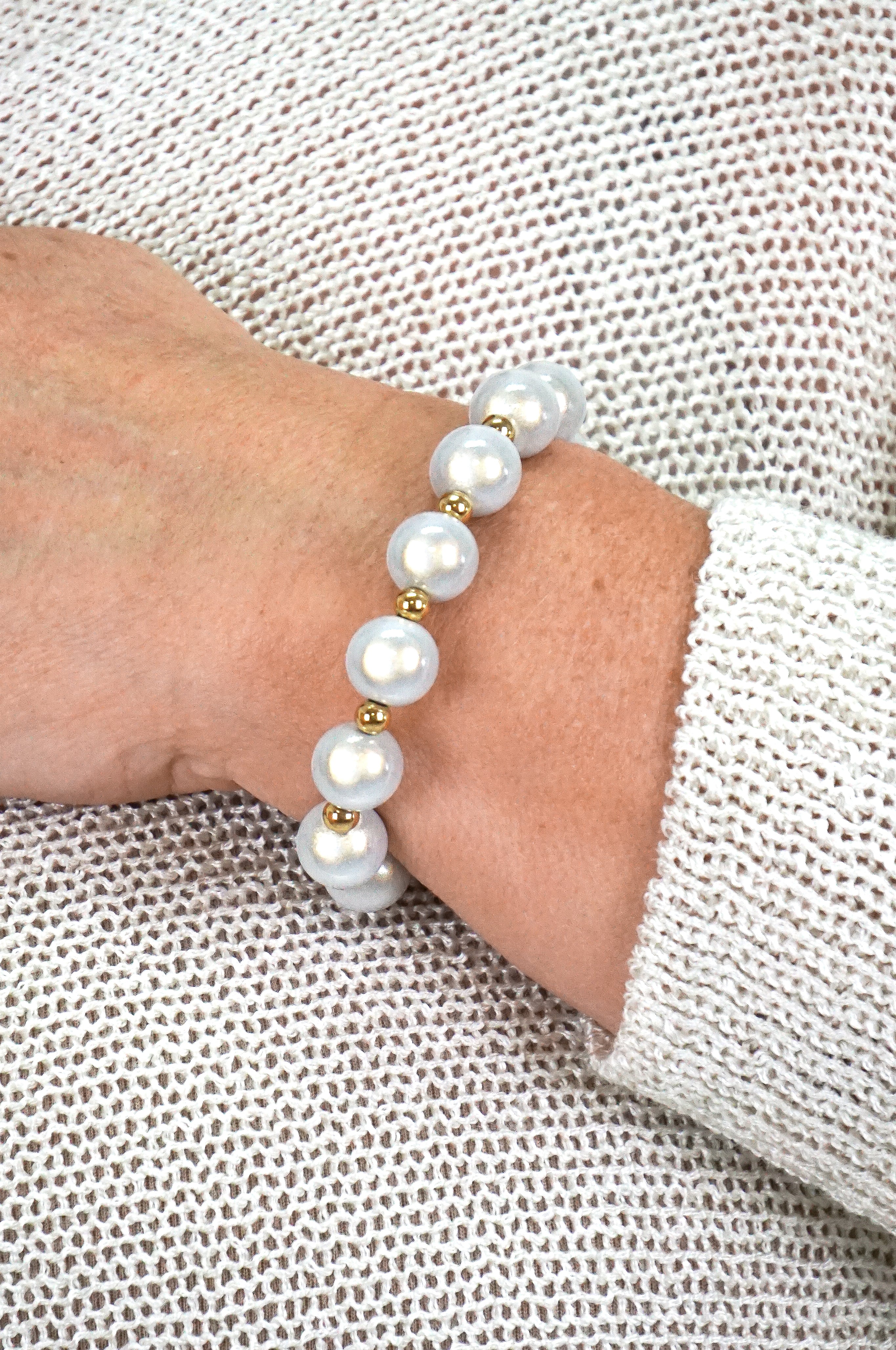 Leuchtendes Perlenarmband weiß/gold
