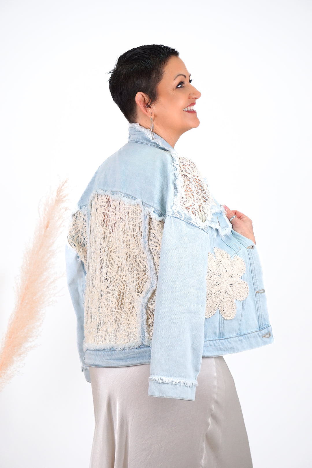 Sexy Woman Oversize Jeansjacke mit verspielten Details