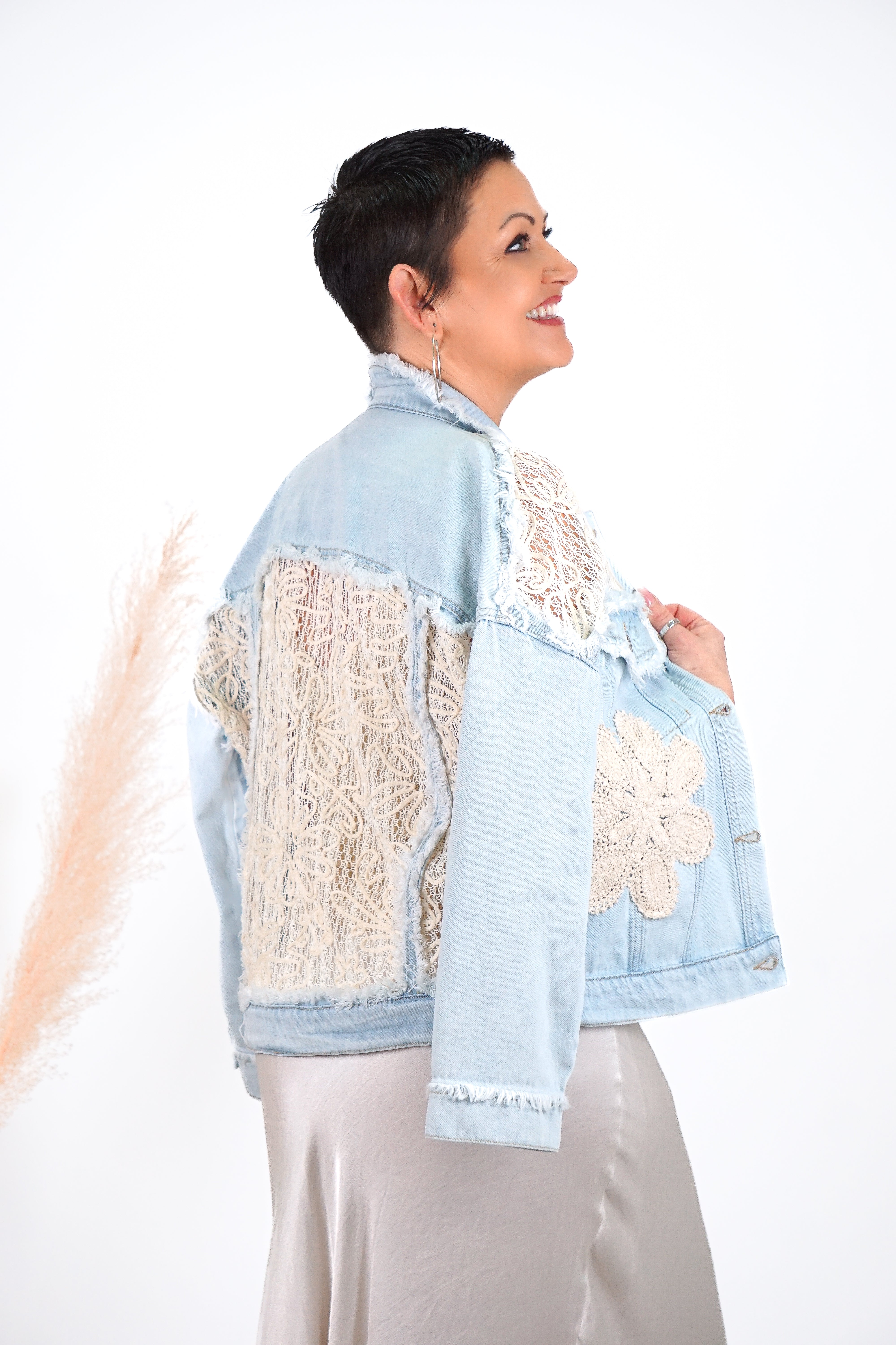 Sexy Woman Oversize Jeansjacke mit verspielten Details