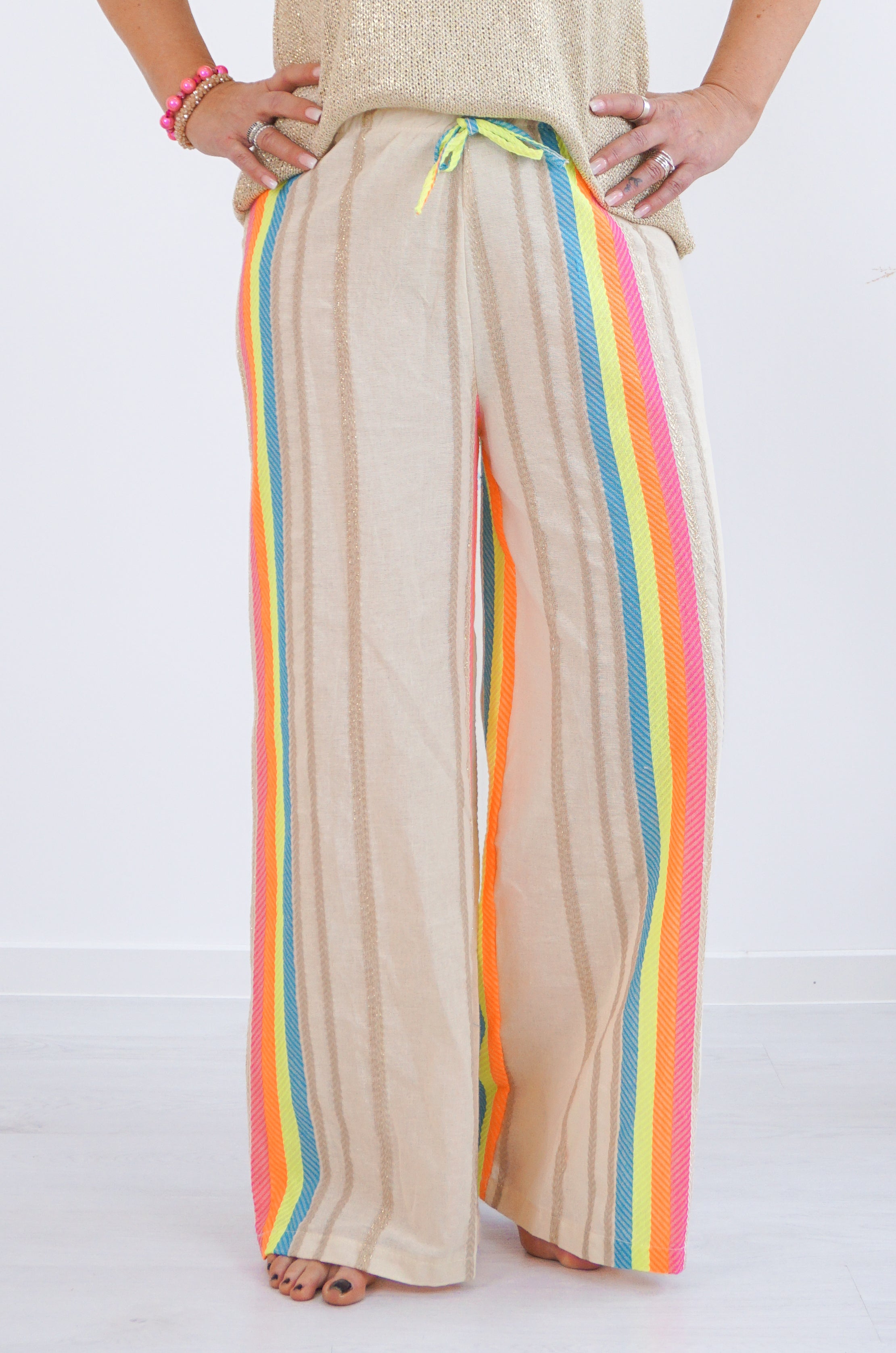 Sommerhose mit bunten Streifen