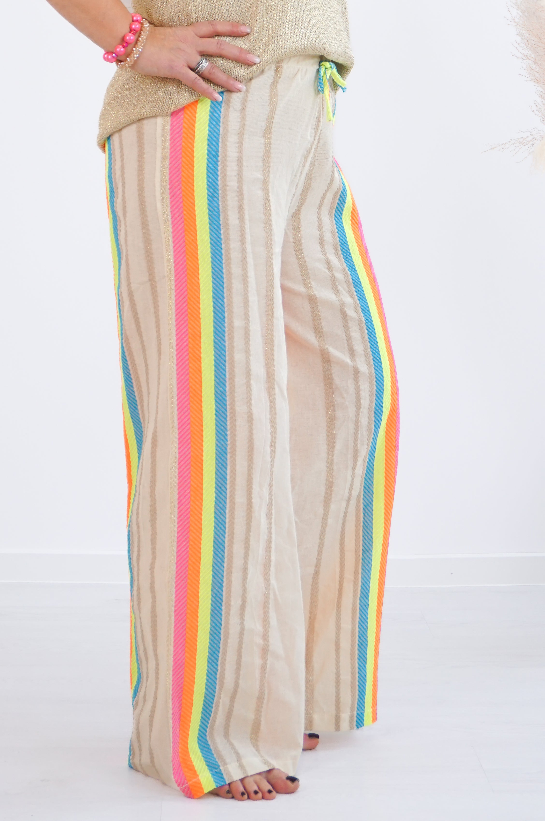 Sommerhose mit bunten Streifen