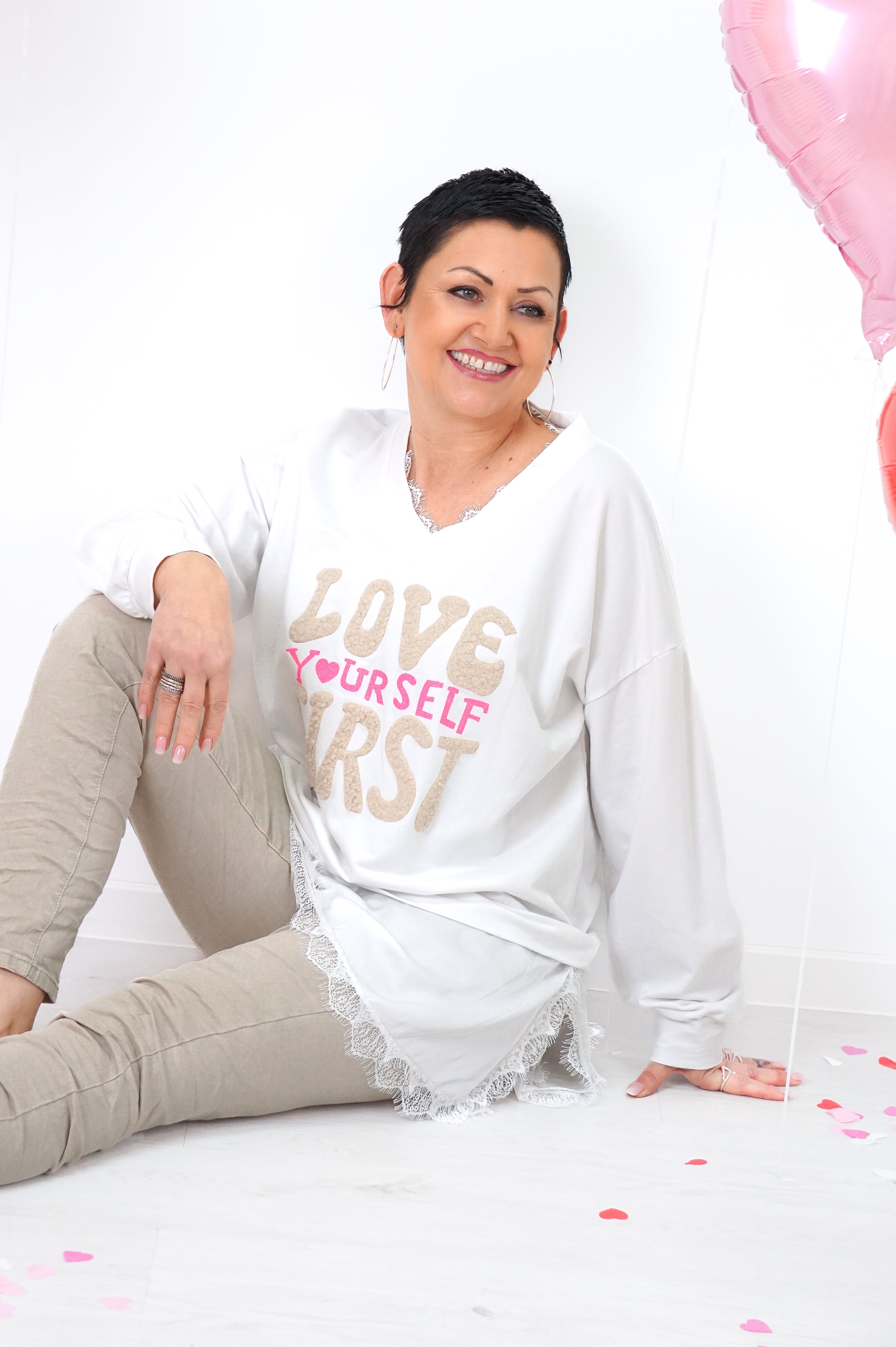 Verspieltes Sweatshirt „Love yourself“, weiß