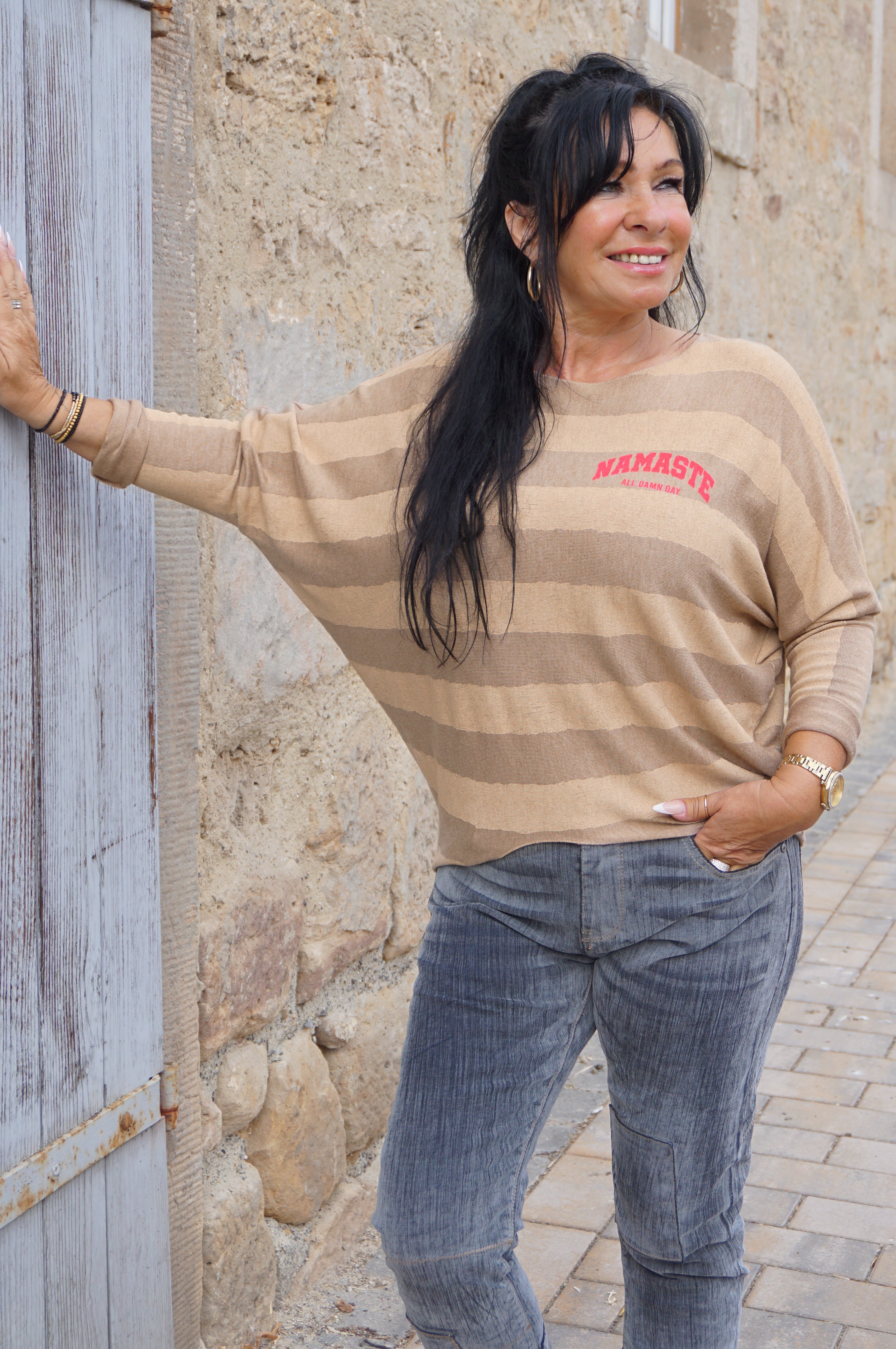 Feinstrickpulli mit breiten Streifen "Namaste"