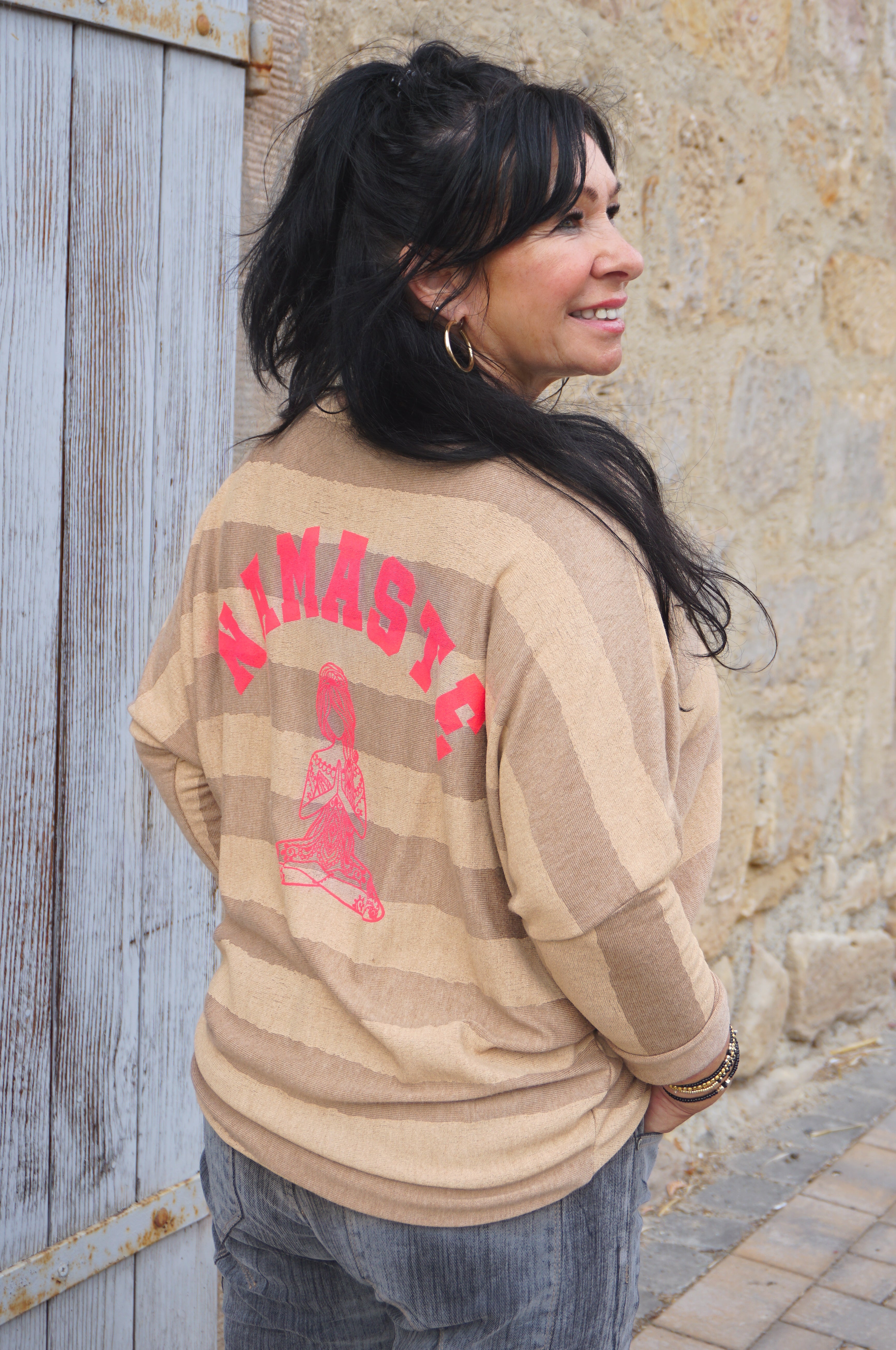 Feinstrickpulli mit breiten Streifen "Namaste"